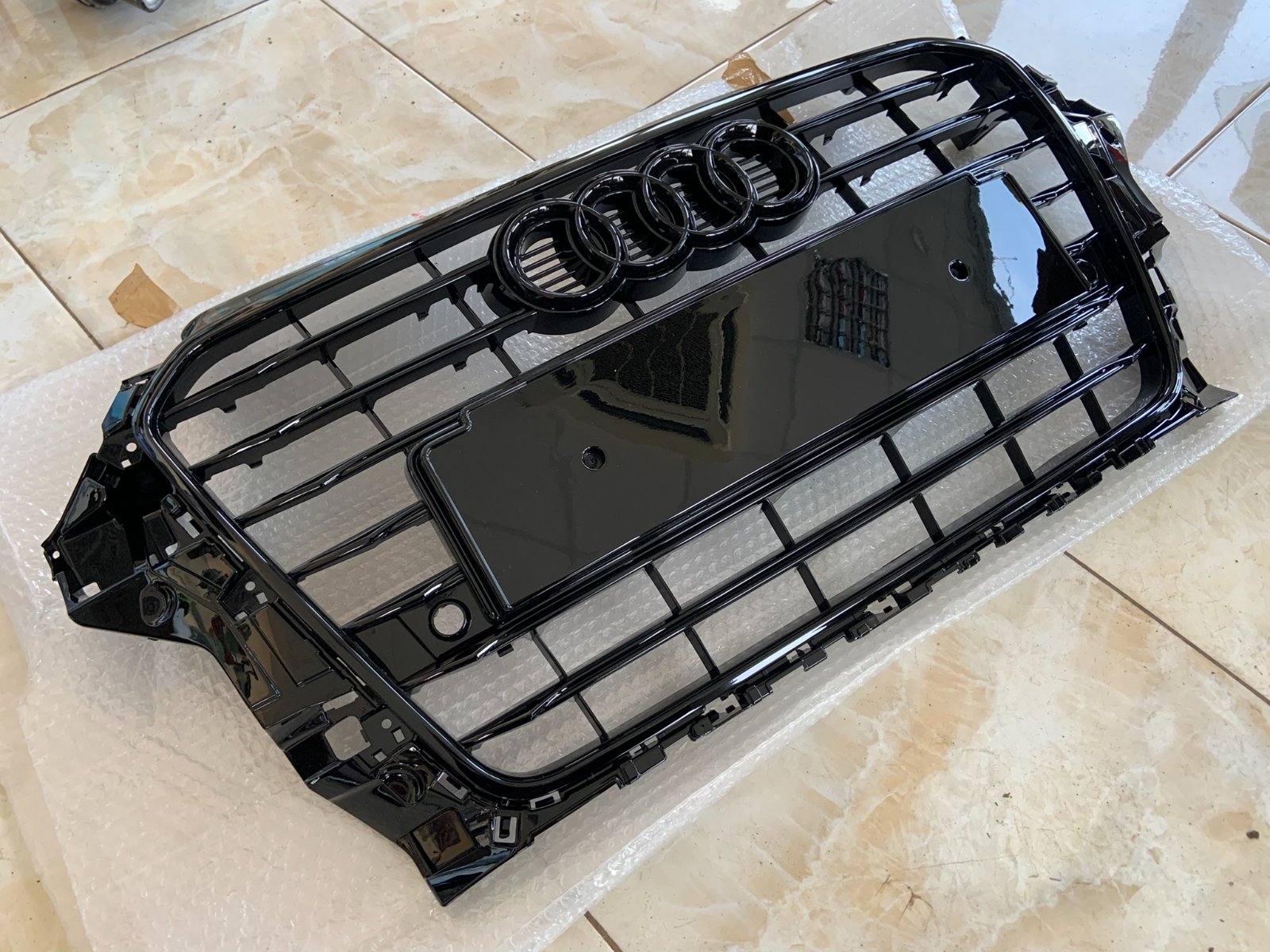 Audi A3 8V Centrinės grotelės