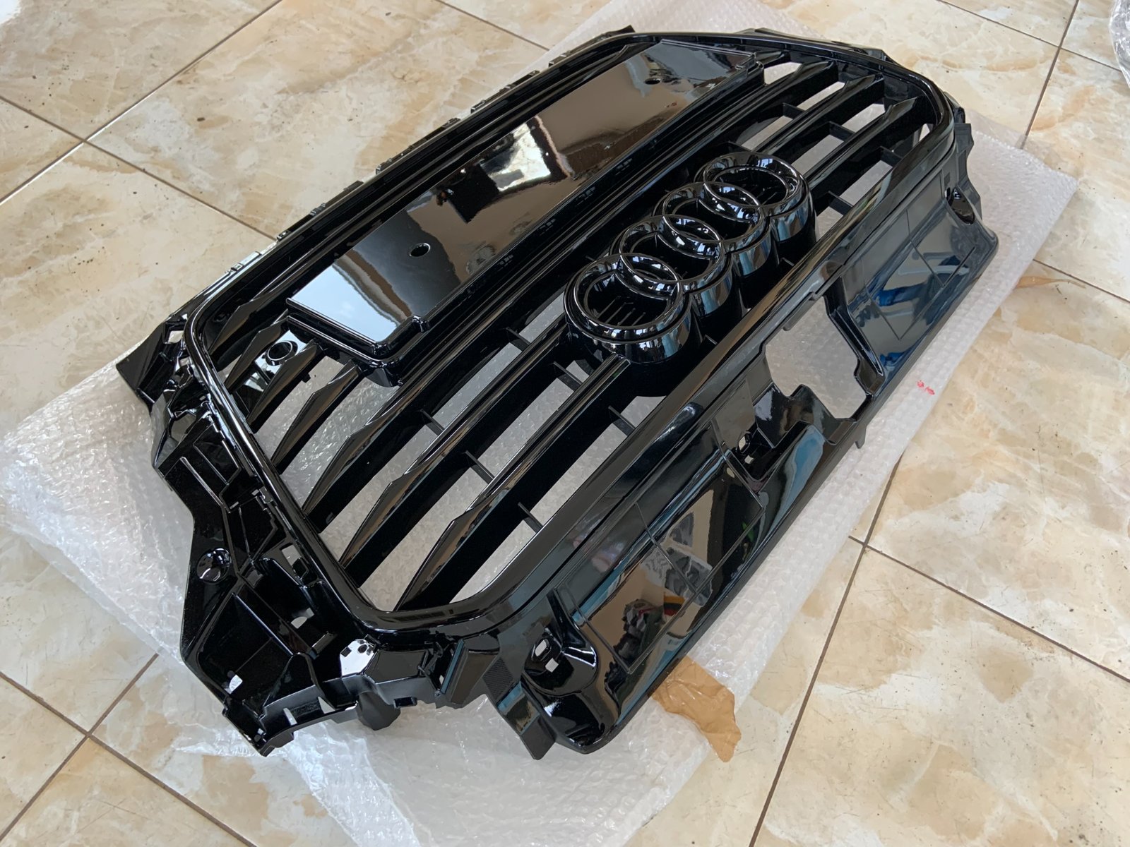 Audi A3 8V Centrinės grotelės