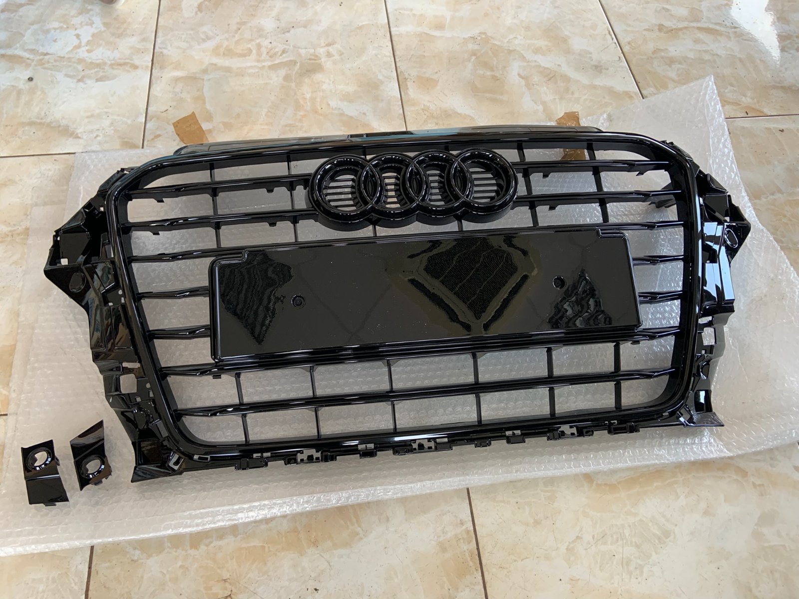 Audi A3 8V Centrinės grotelės