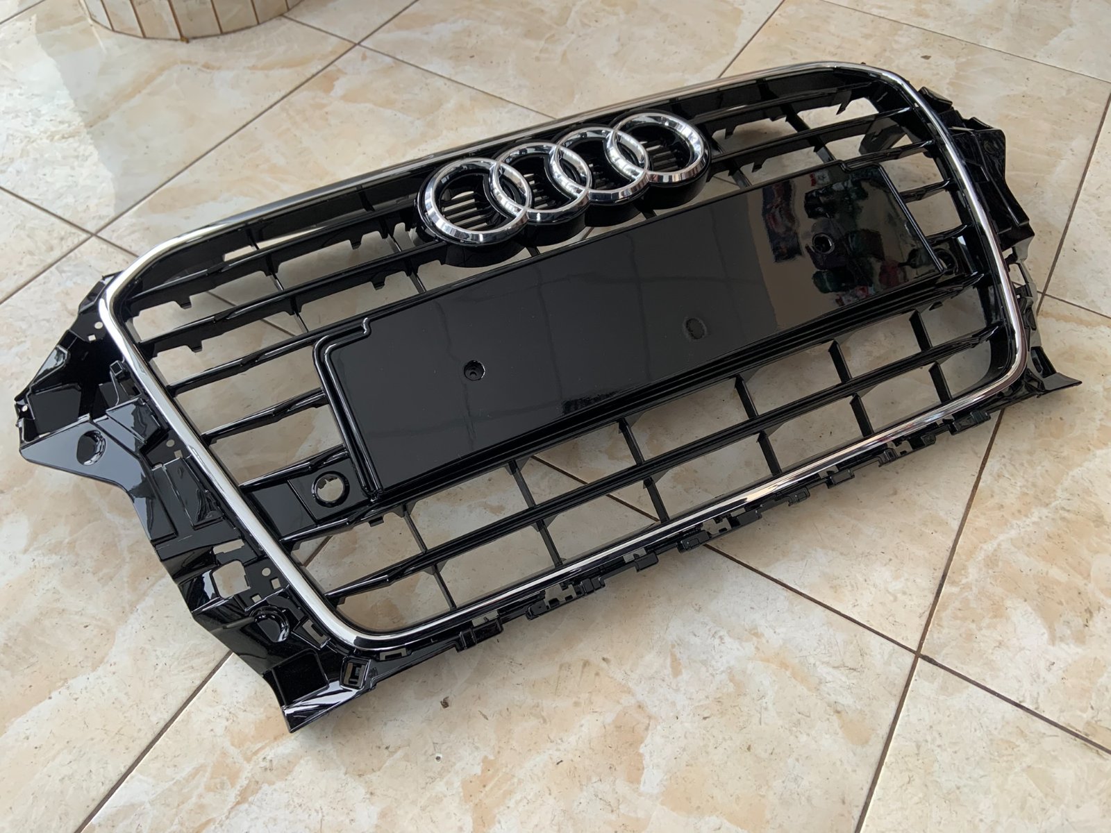Audi A3 8V Centrinės grotelės