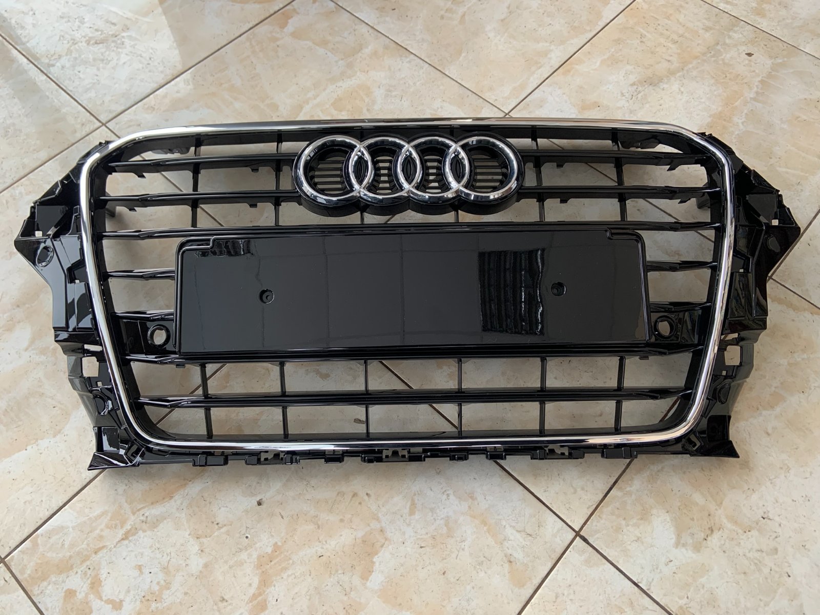 Audi A3 8V Centrinės grotelės