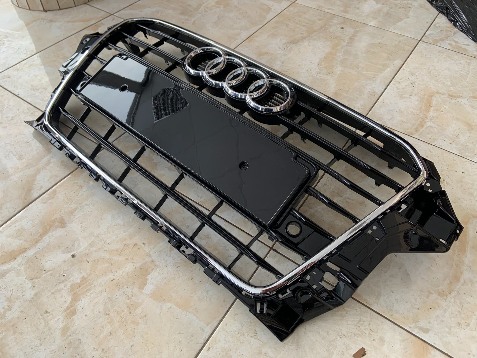 Audi A3 8V Centrinės grotelės