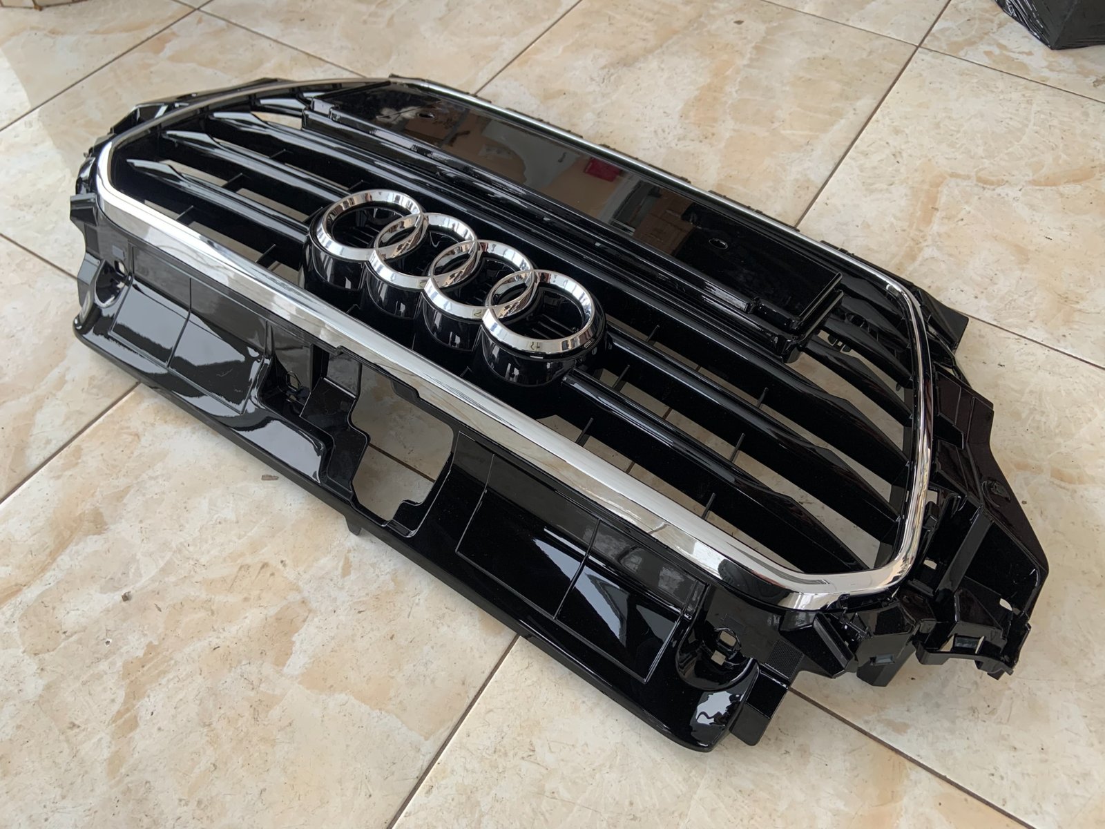 Audi A3 8V Centrinės grotelės