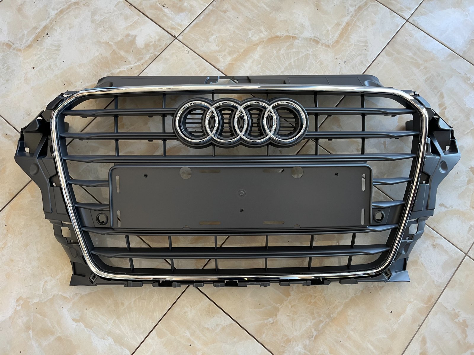 Audi A3 8V Centrinės grotelės