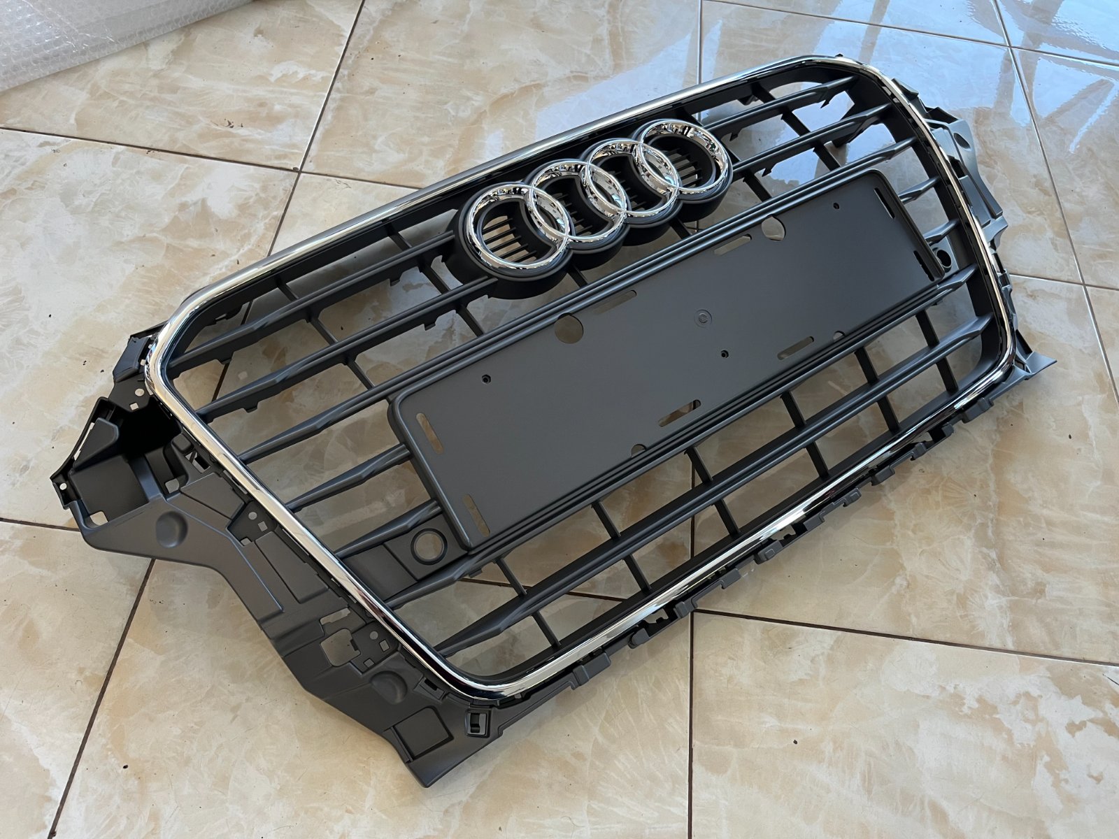 Audi A3 8V Centrinės grotelės