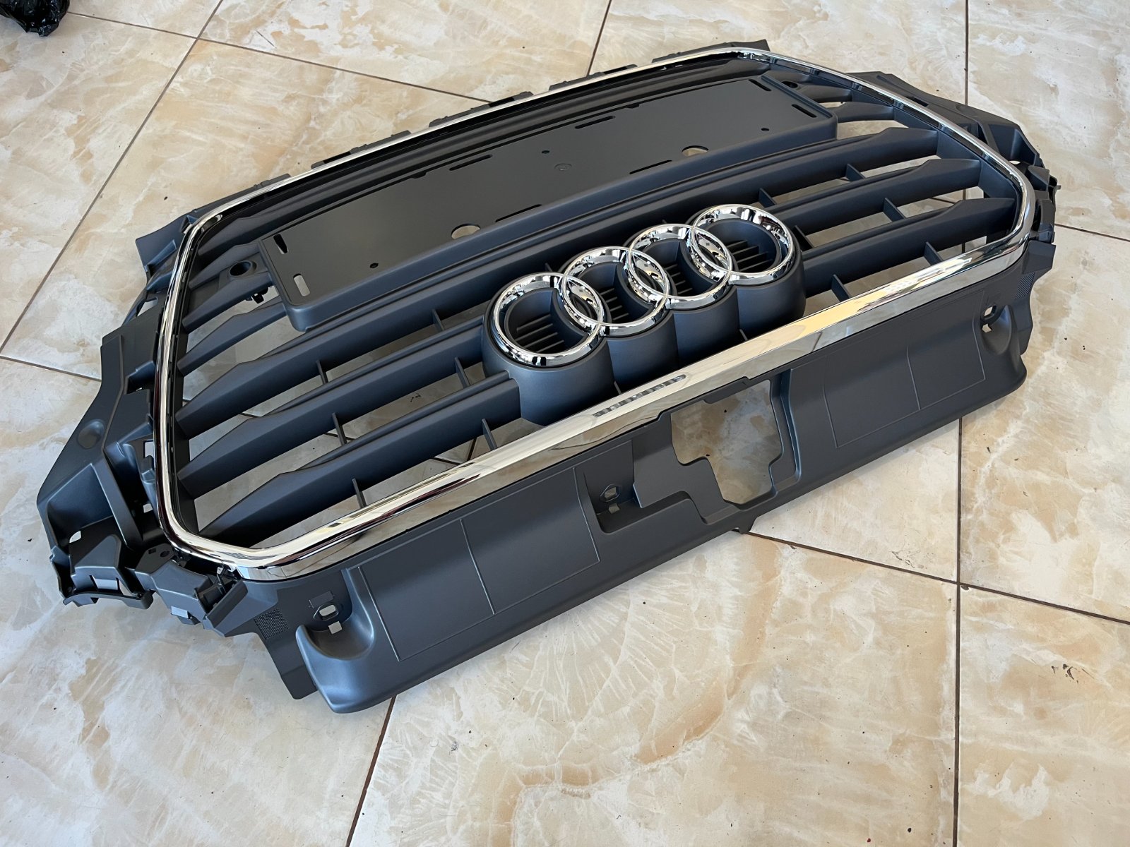 Audi A3 8V Centrinės grotelės