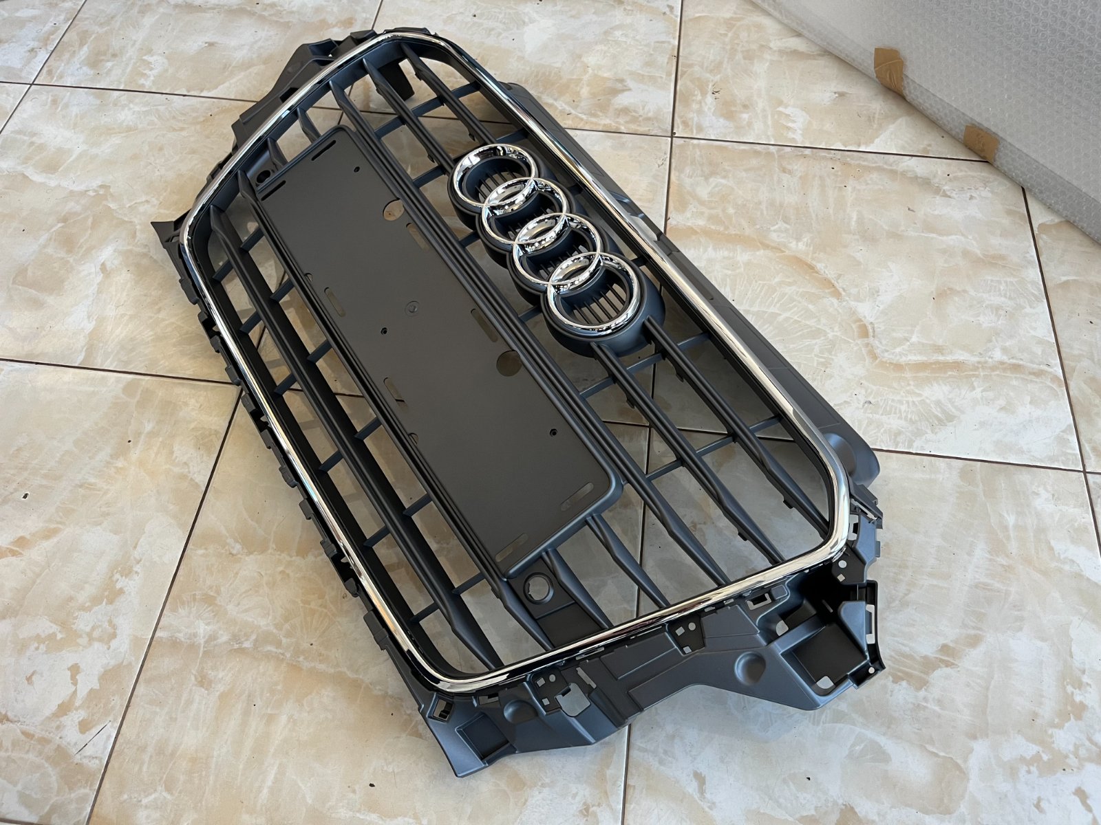 Audi A3 8V Centrinės grotelės