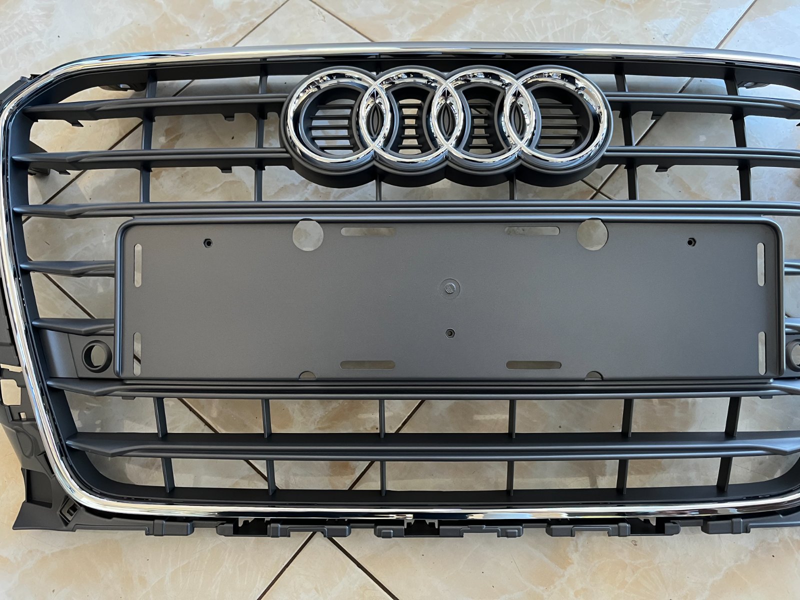 Audi A3 8V Centrinės grotelės