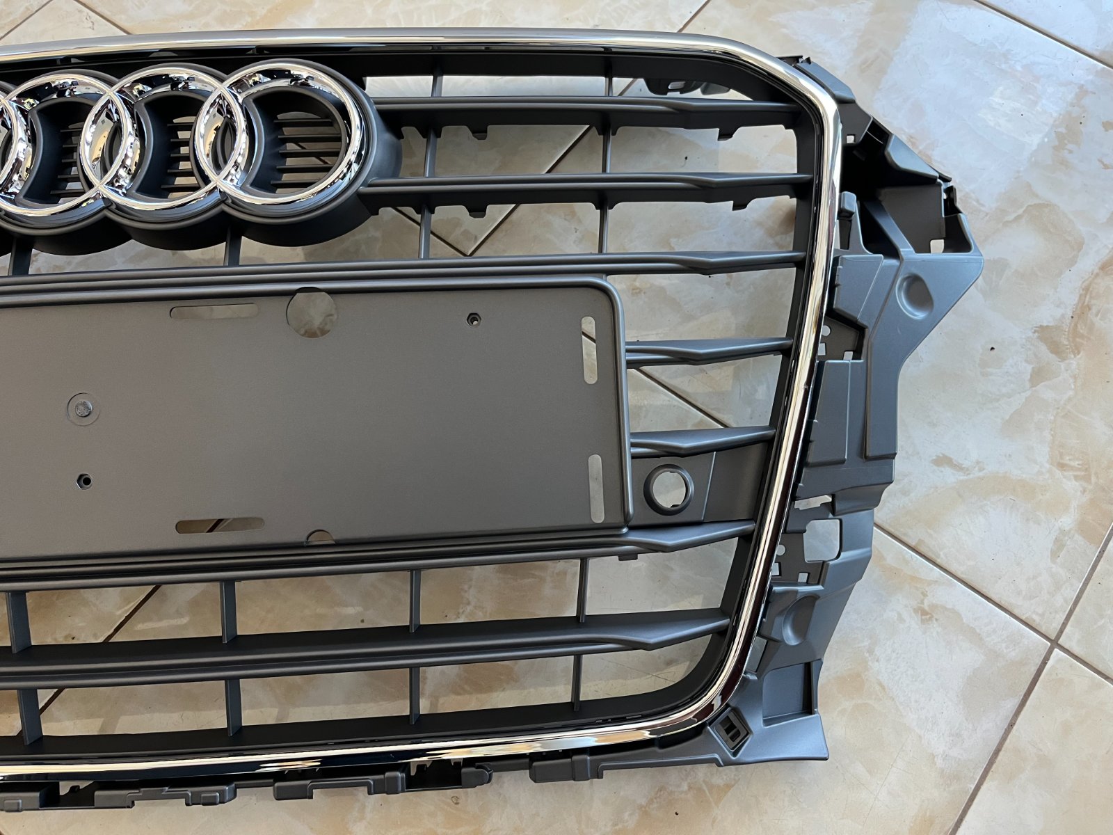 Audi A3 8V Centrinės grotelės