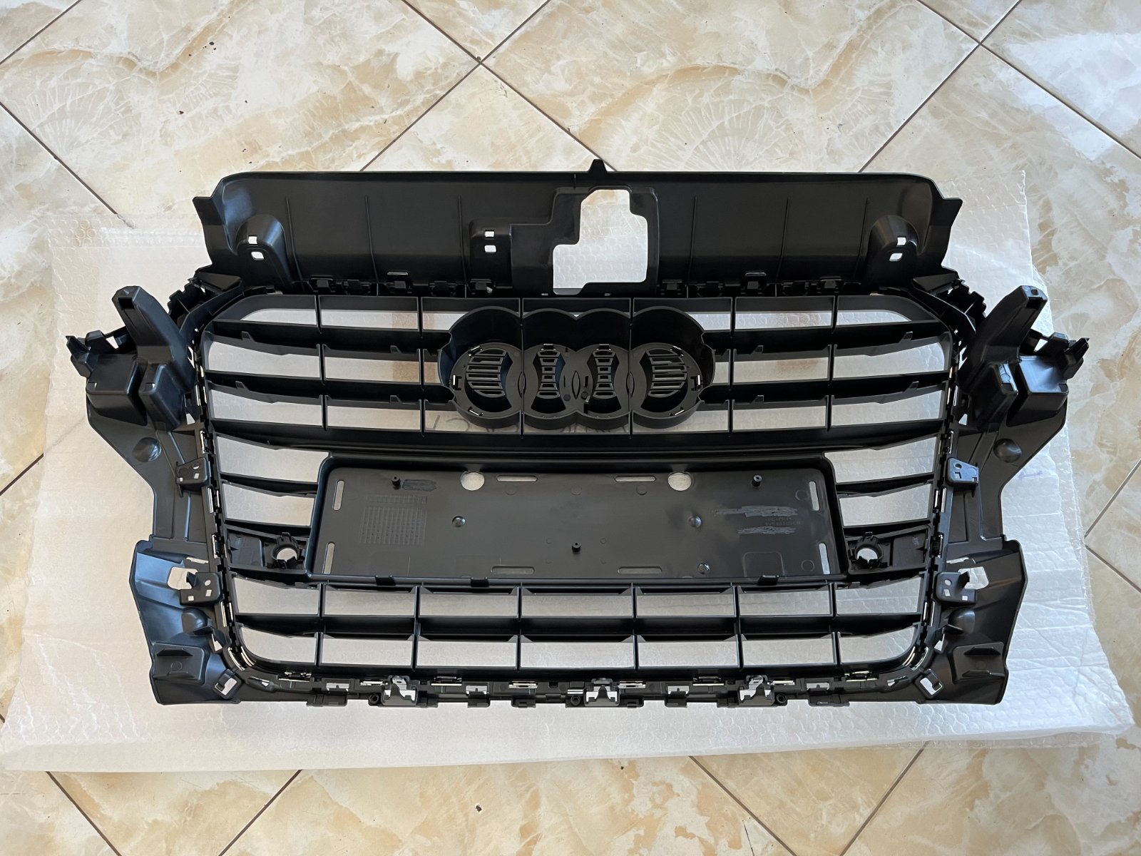 Audi A3 8V Centrinės grotelės