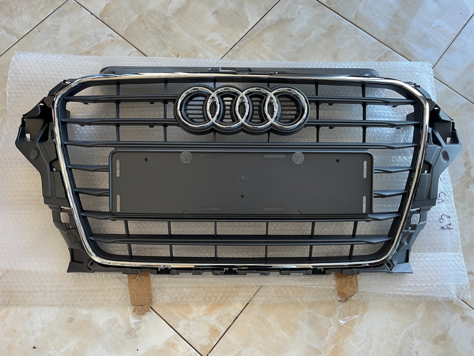 Audi A3 8V Centrinės grotelės