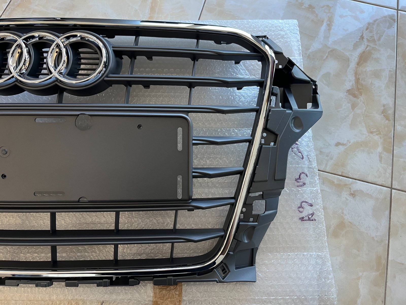 Audi A3 8V Centrinės grotelės