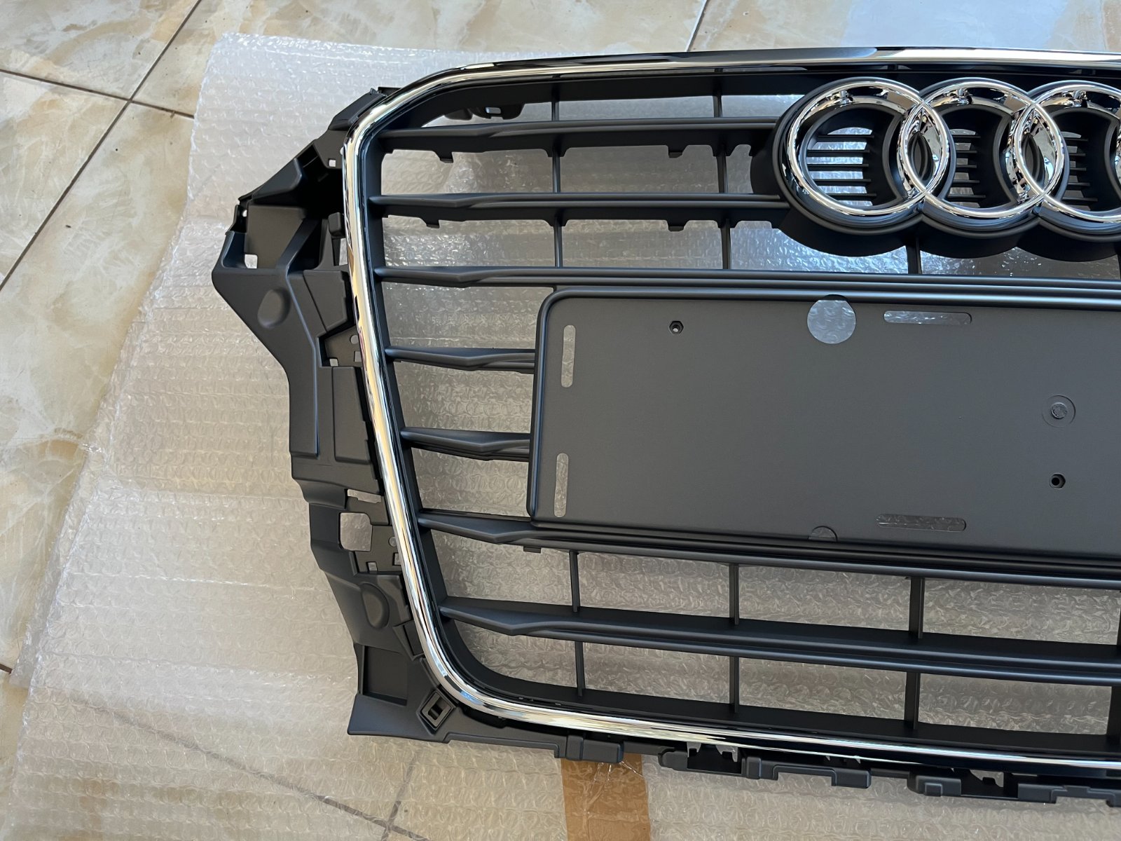 Audi A3 8V Centrinės grotelės