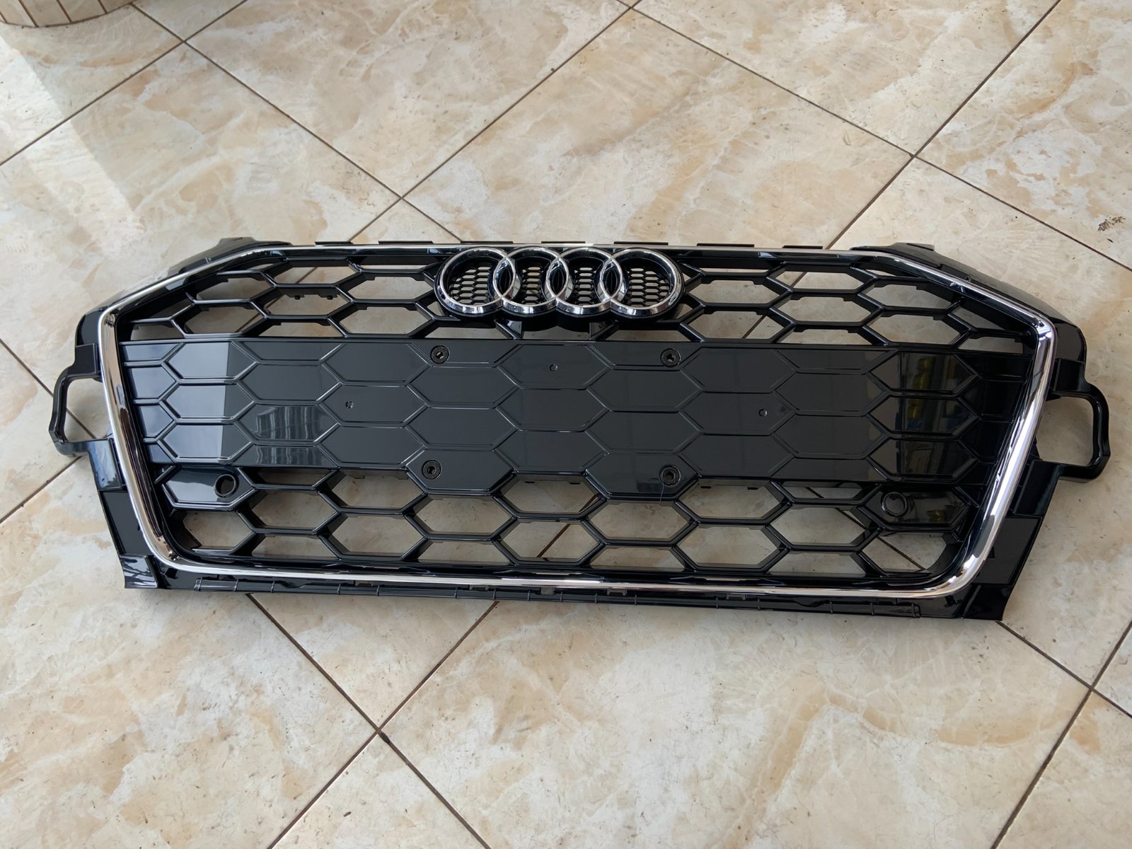 Audi A4 S-line B9.5 Centrinės grotelės