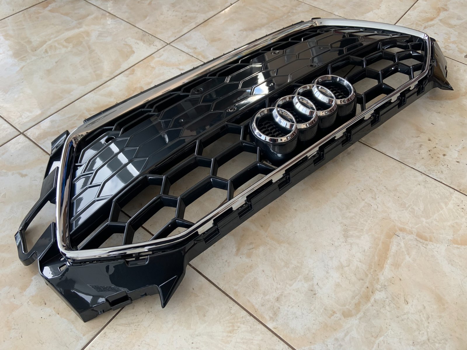 Audi A4 S-line B9.5 Centrinės grotelės