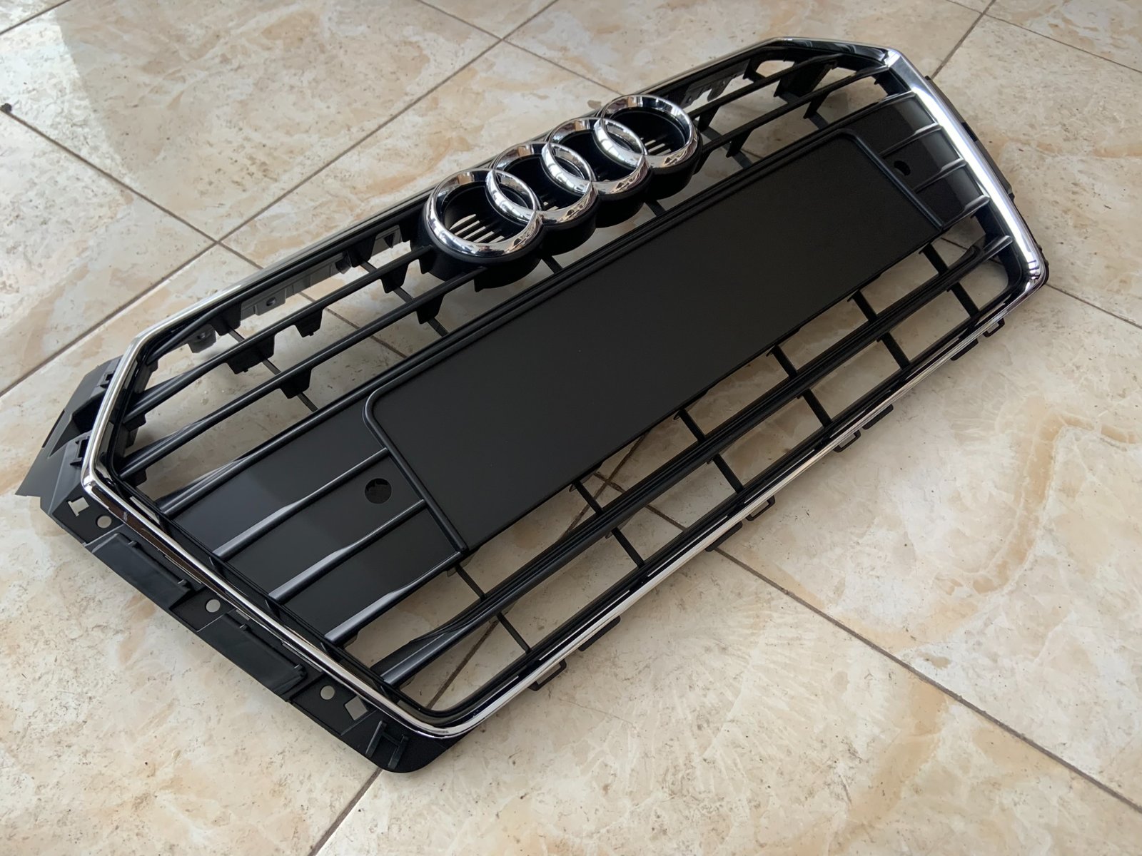 Audi A4 B9 Centrinės grotelės
