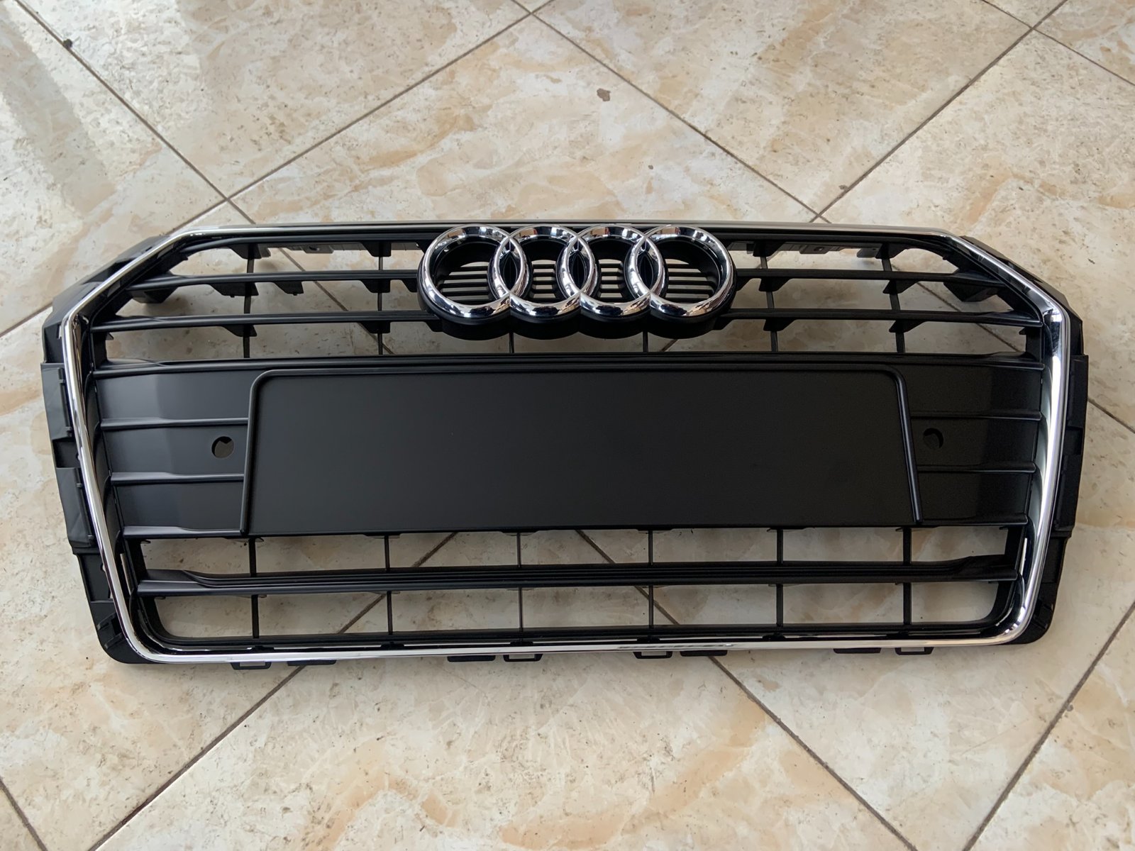 Audi A4 B9 Centrinės grotelės