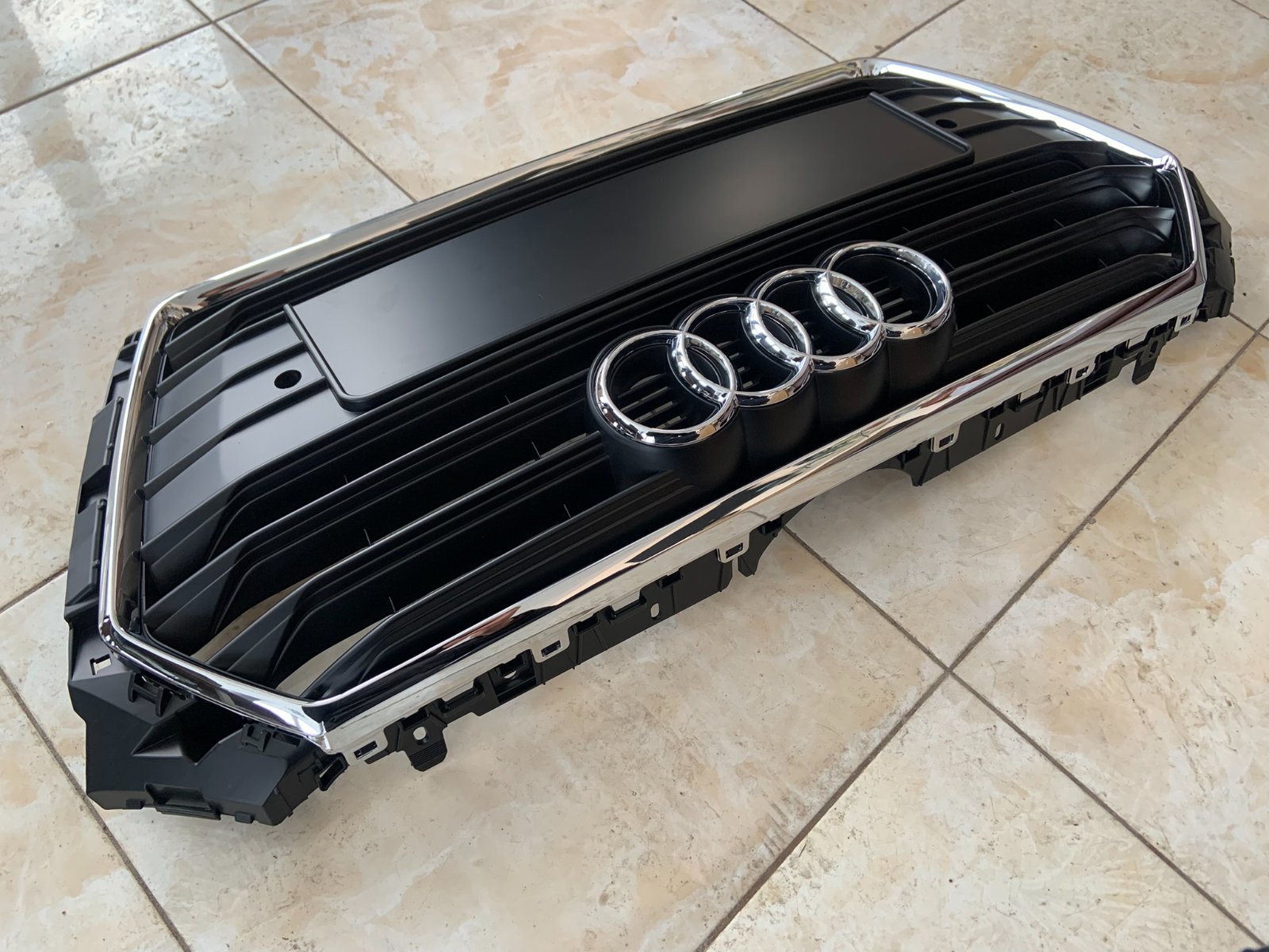 Audi A4 B9 Centrinės grotelės