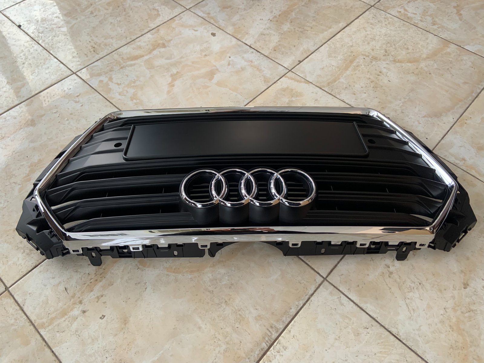 Audi A4 B9 Centrinės grotelės