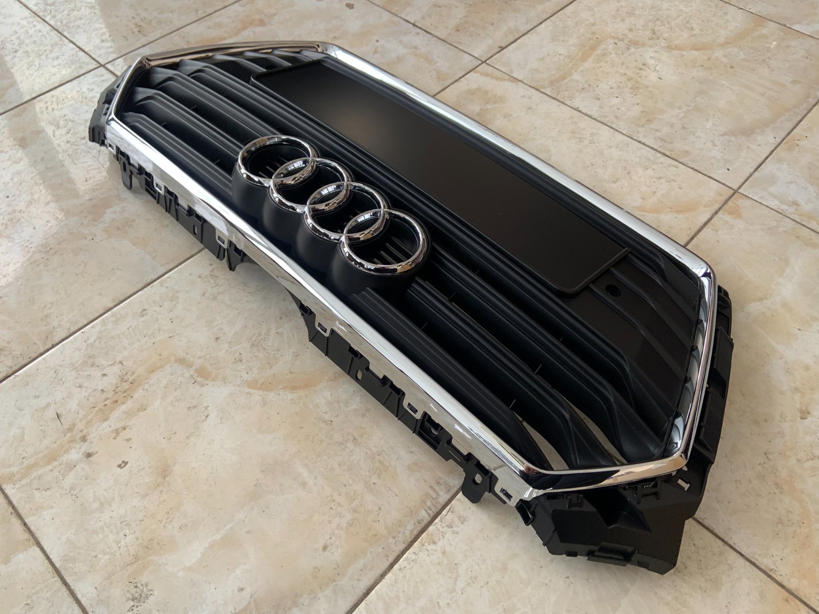 Audi A4 B9 Centrinės grotelės