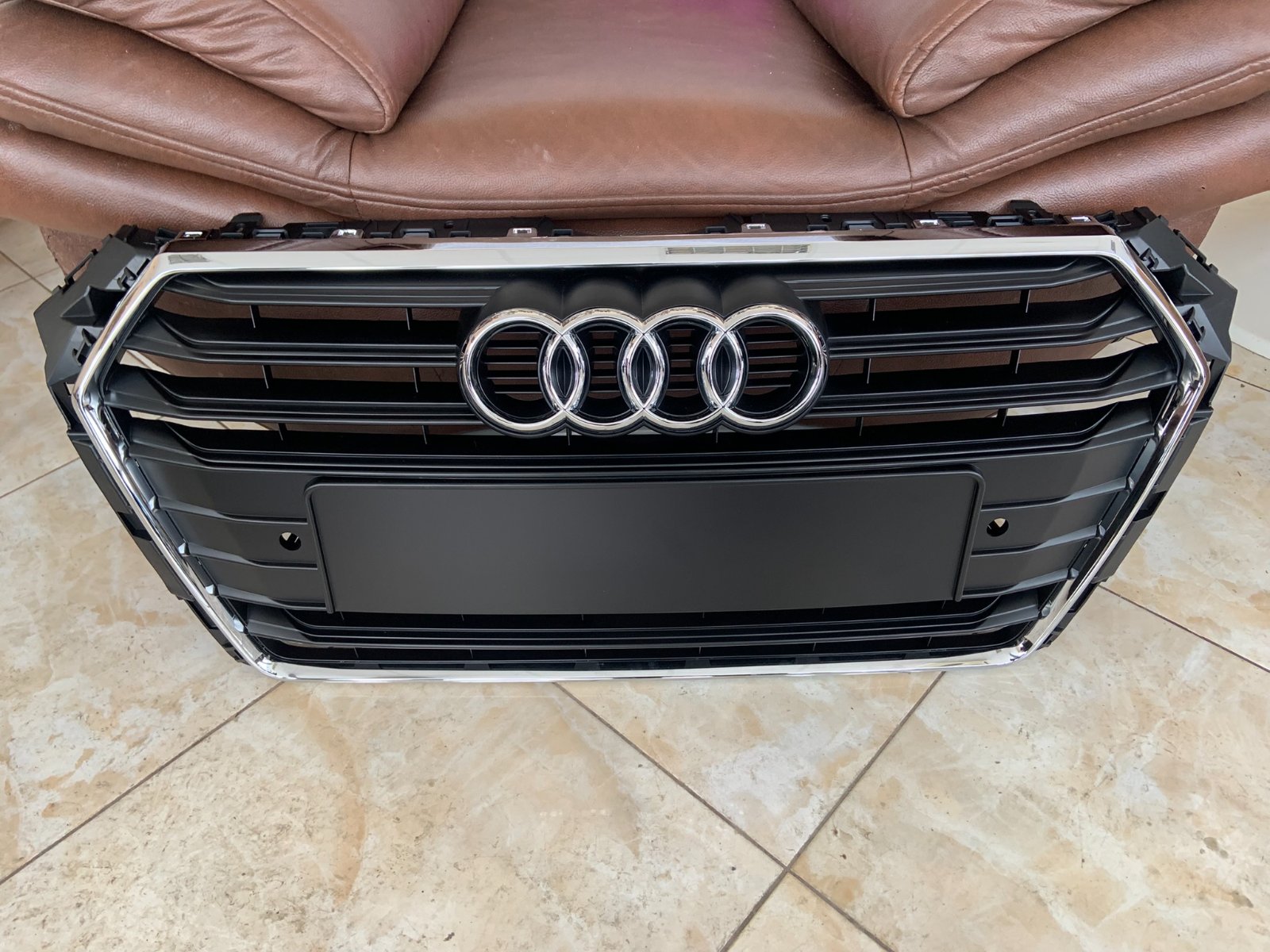 Audi A4 B9 Centrinės grotelės
