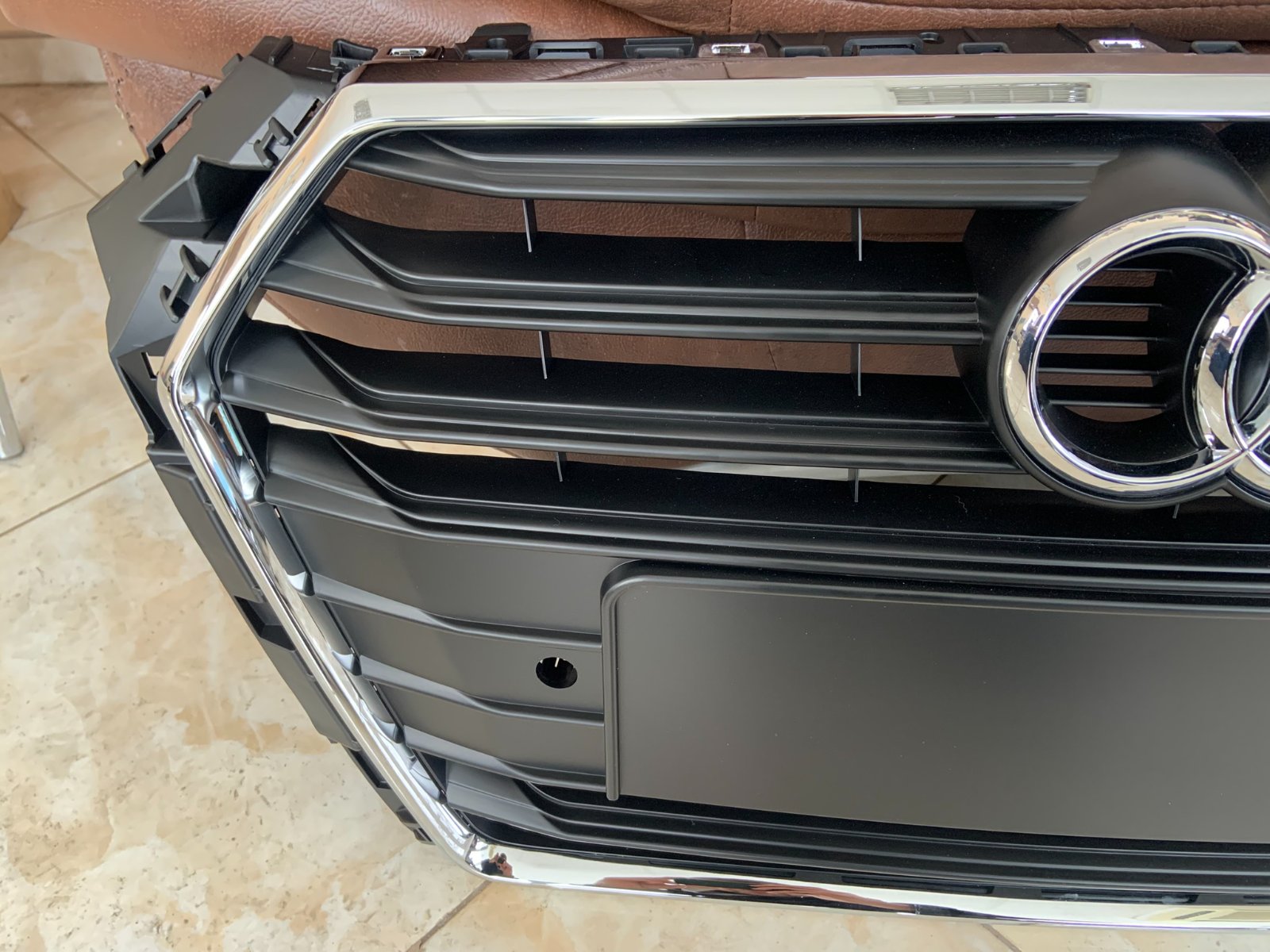 Audi A4 B9 Centrinės grotelės