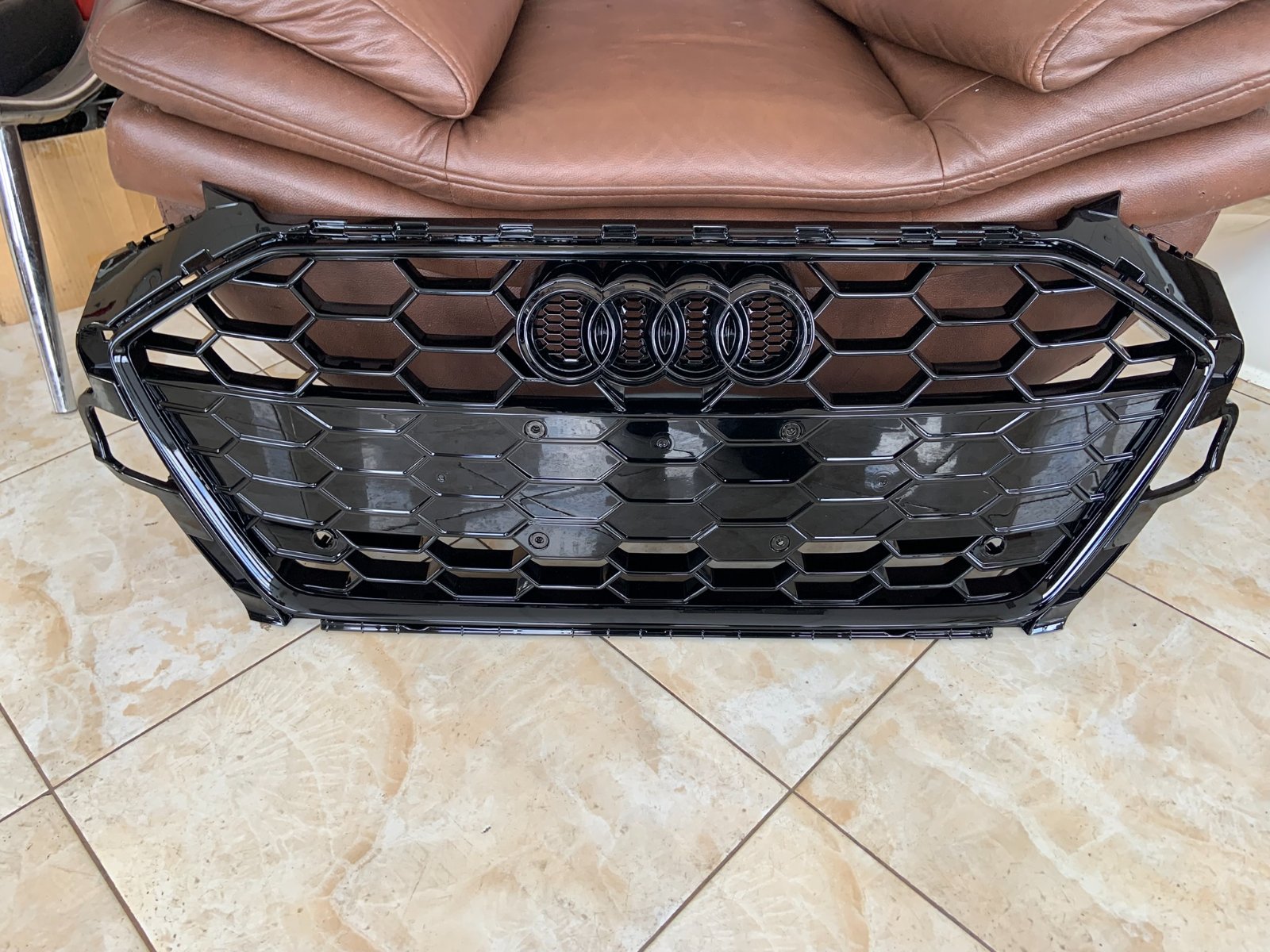 Audi A4 S-line B9.5 Centrinės grotelės