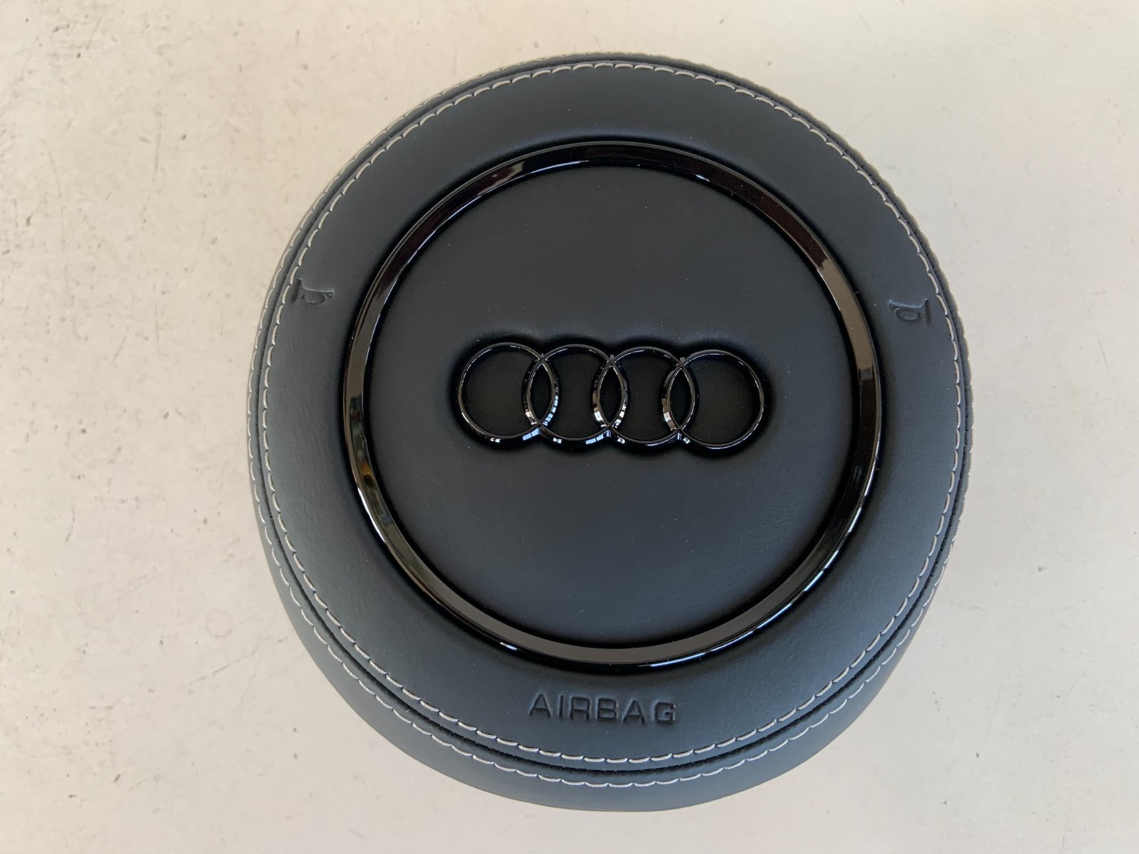 Audi A4 vairo oro pagalvės dangtelis