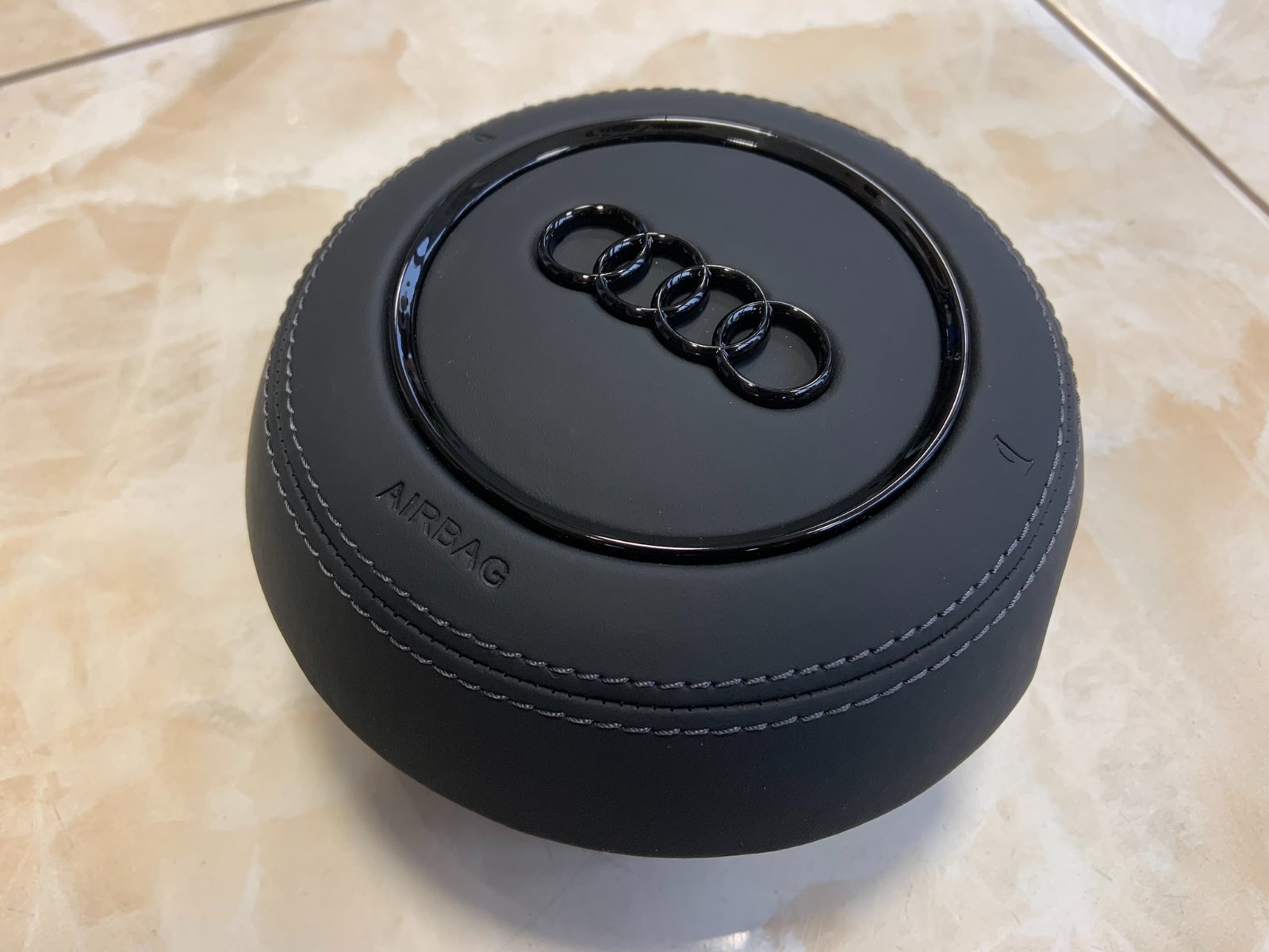Audi A4 vairo oro pagalvės dangtelis