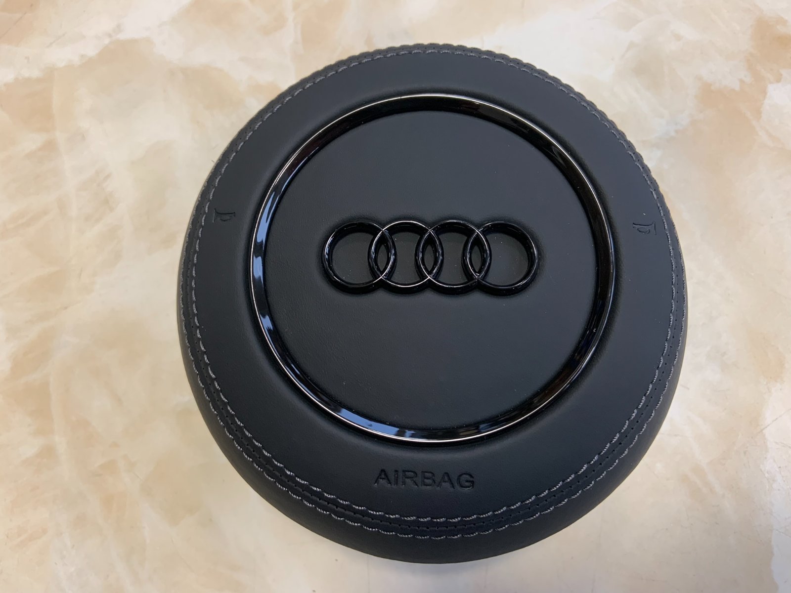 Audi A4 vairo oro pagalvės dangtelis