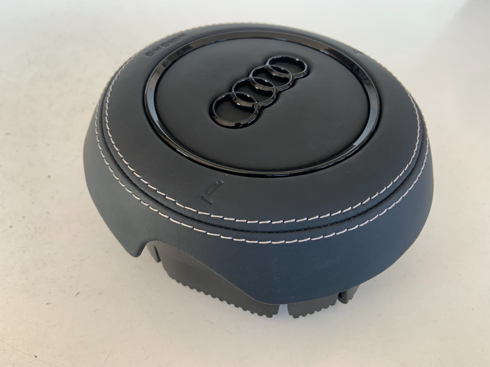 Audi A4 vairo oro pagalvės dangtelis