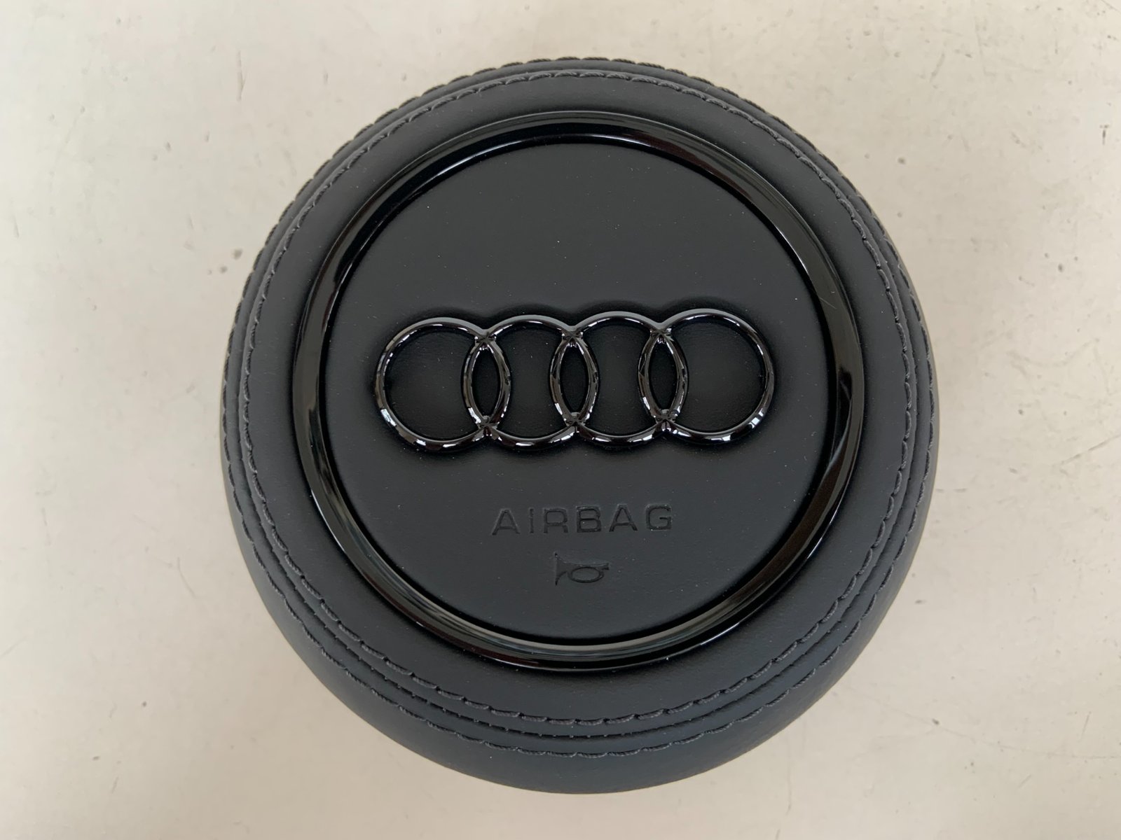 Audi A4 vairo oro pagalvės dangtelis