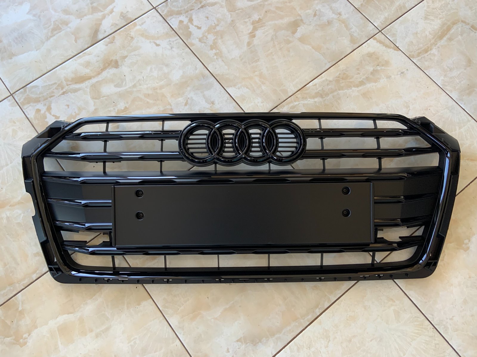 Audi A5 B9 Centrinės grotelės