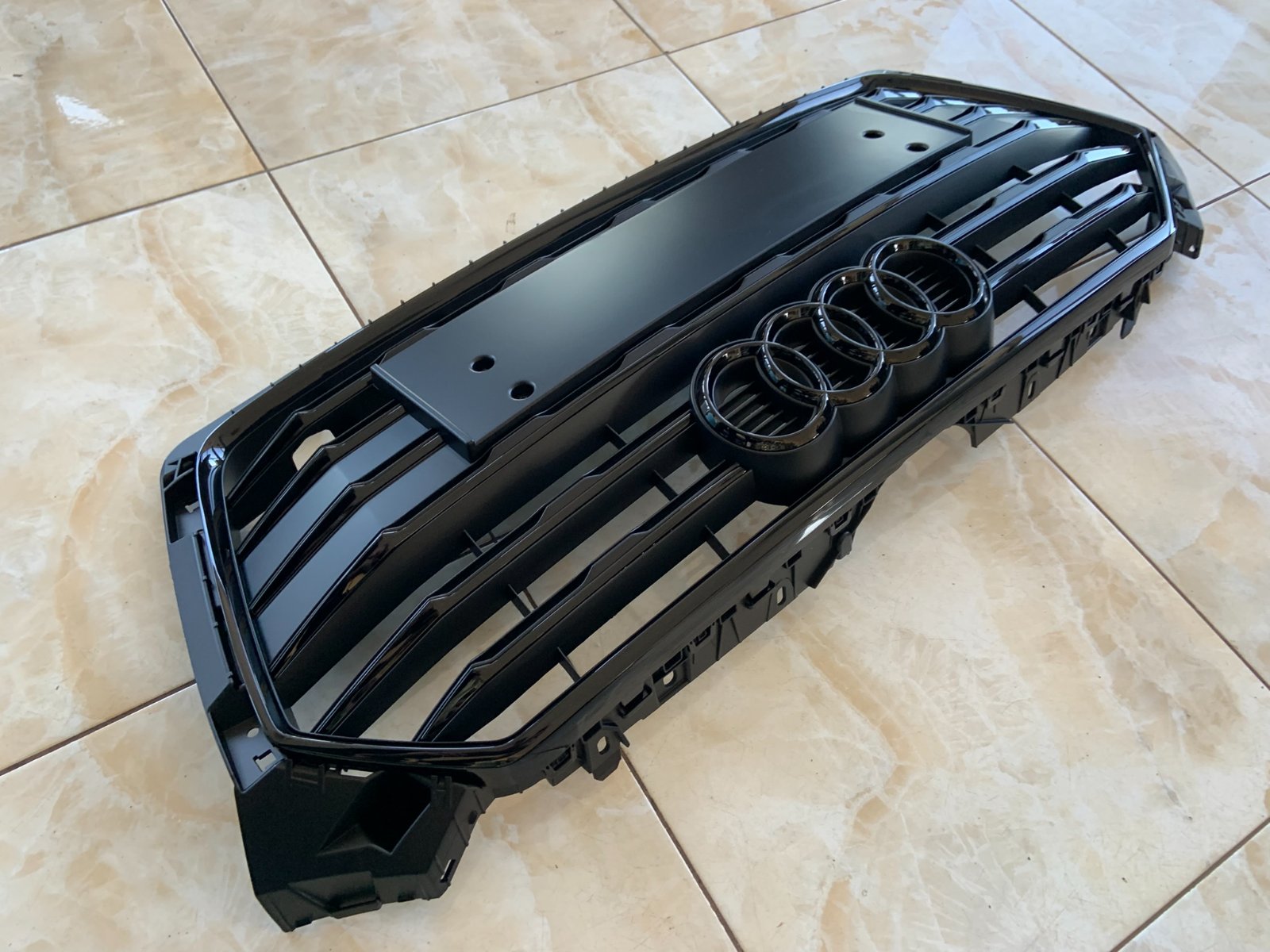 Audi A5 B9 Centrinės grotelės