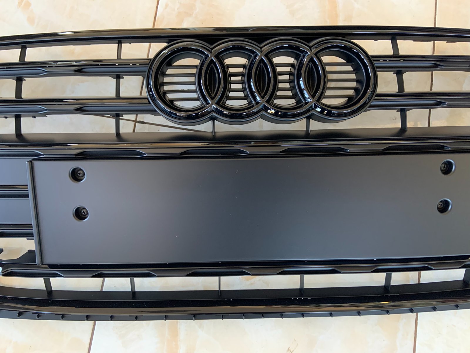 Audi A5 B9 Centrinės grotelės