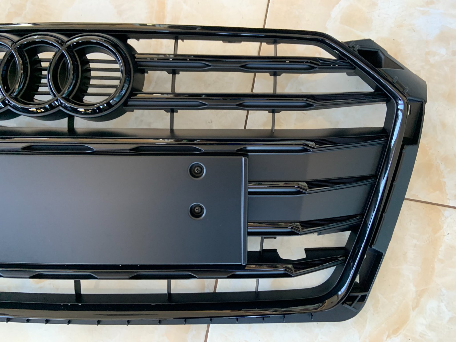 Audi A5 B9 Centrinės grotelės