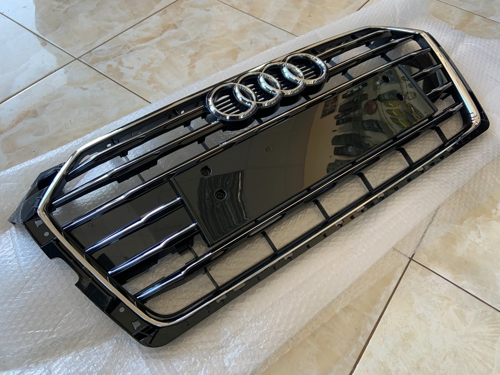 Audi A5 B9 Centrinės grotelės