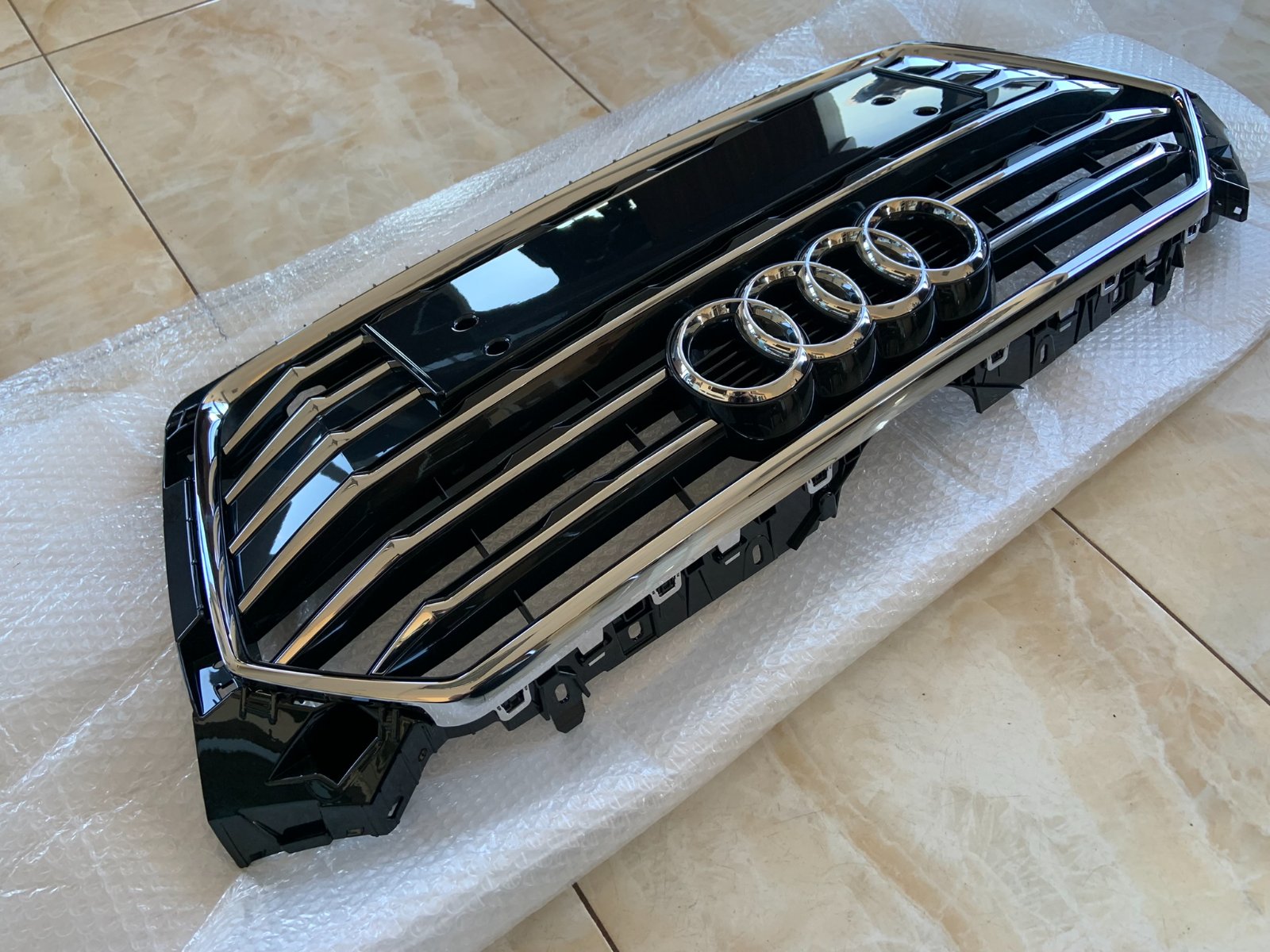 Audi A5 B9 Centrinės grotelės