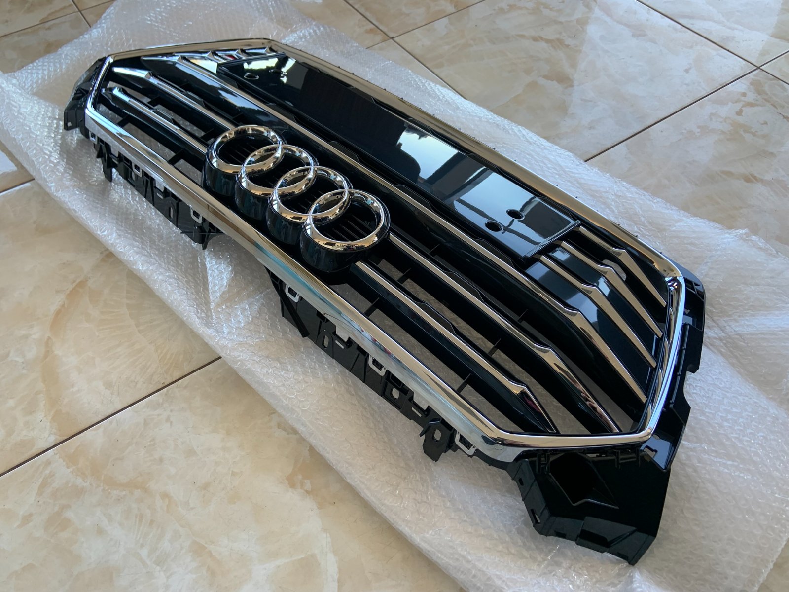 Audi A5 B9 Centrinės grotelės