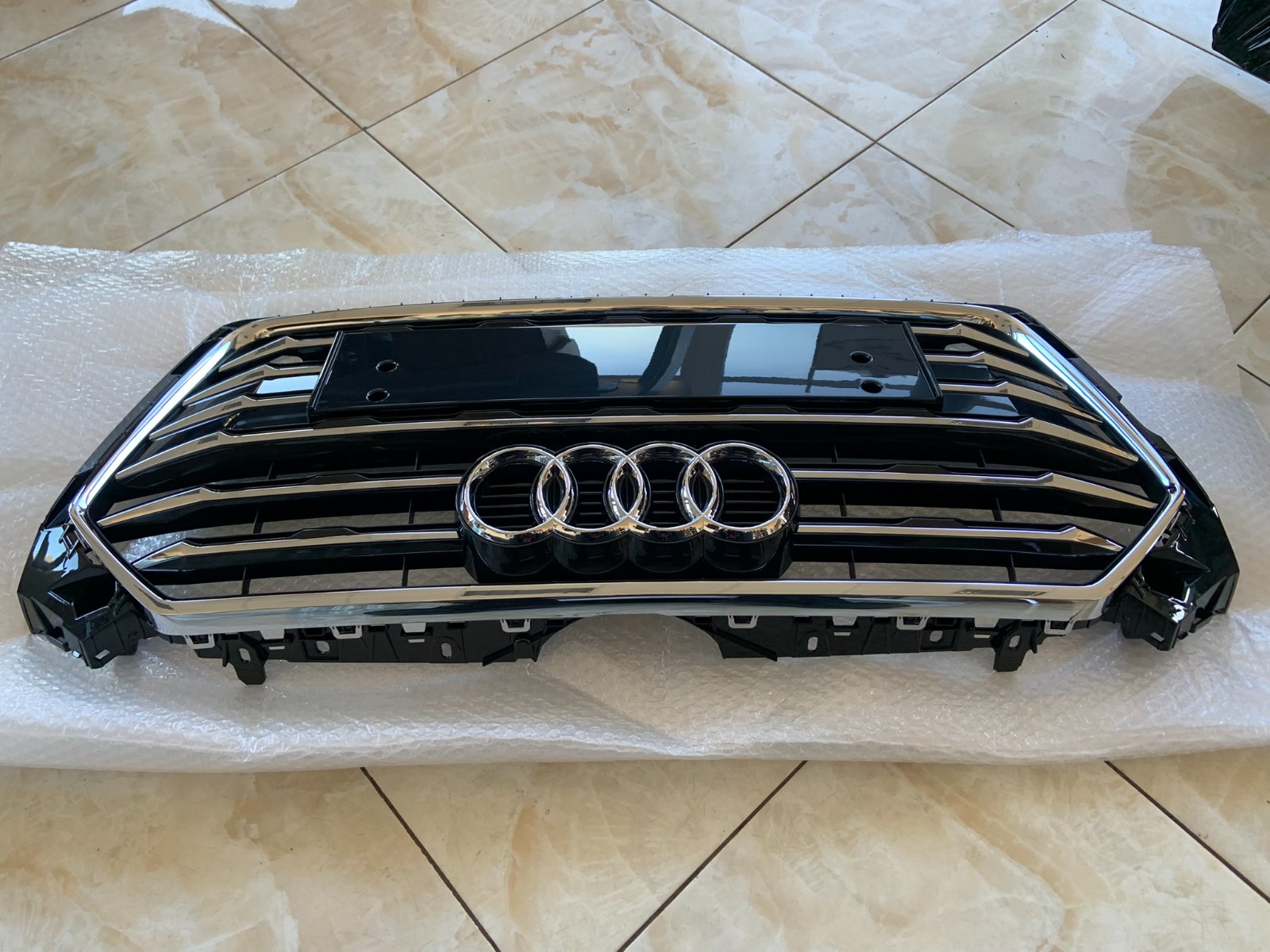 Audi A5 B9 Centrinės grotelės