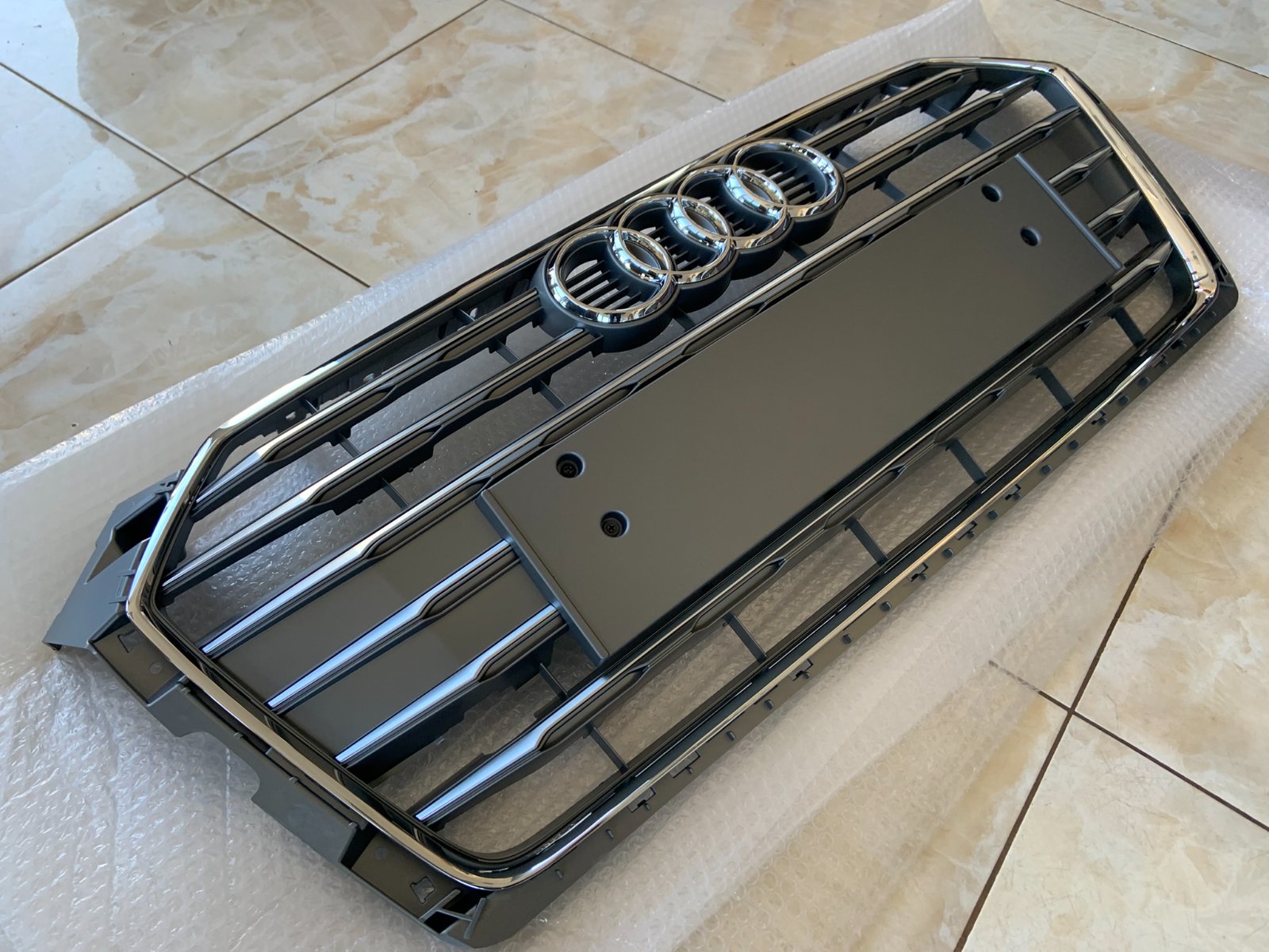 Audi A5 B9 Centrinės grotelės