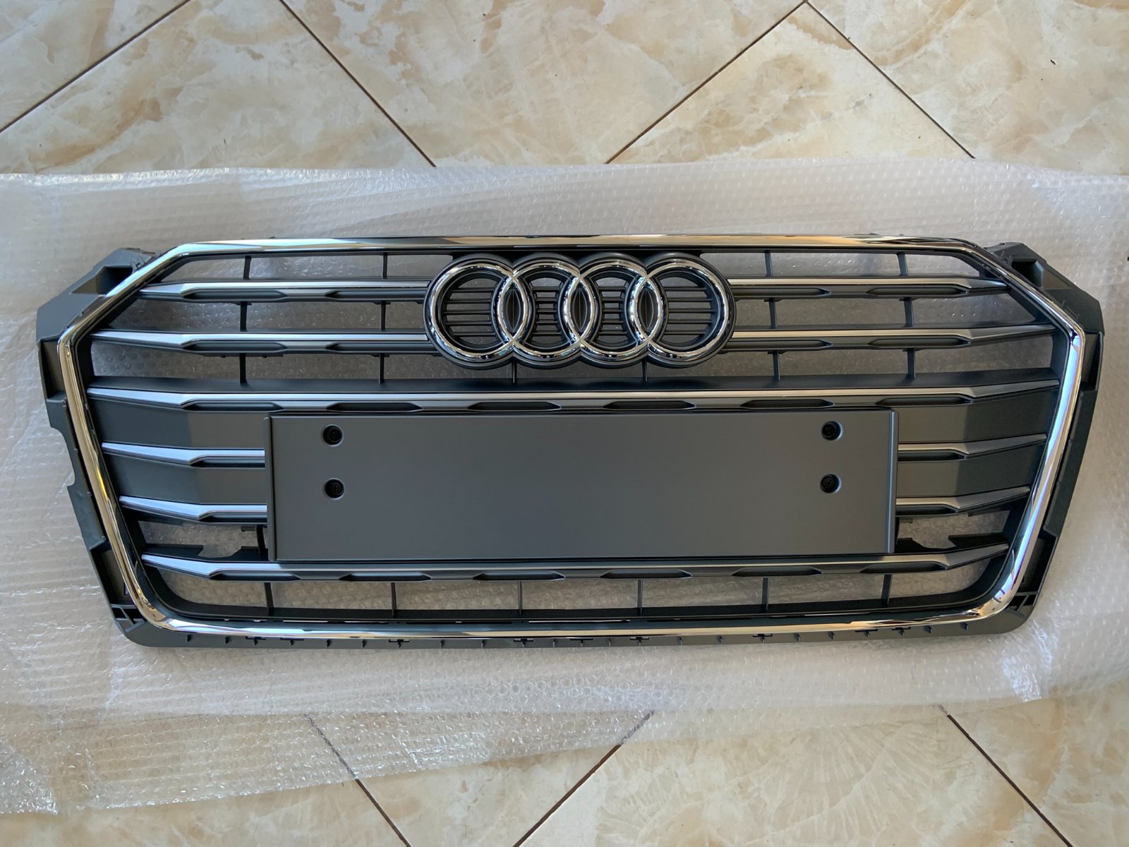 Audi A5 B9 Centrinės grotelės