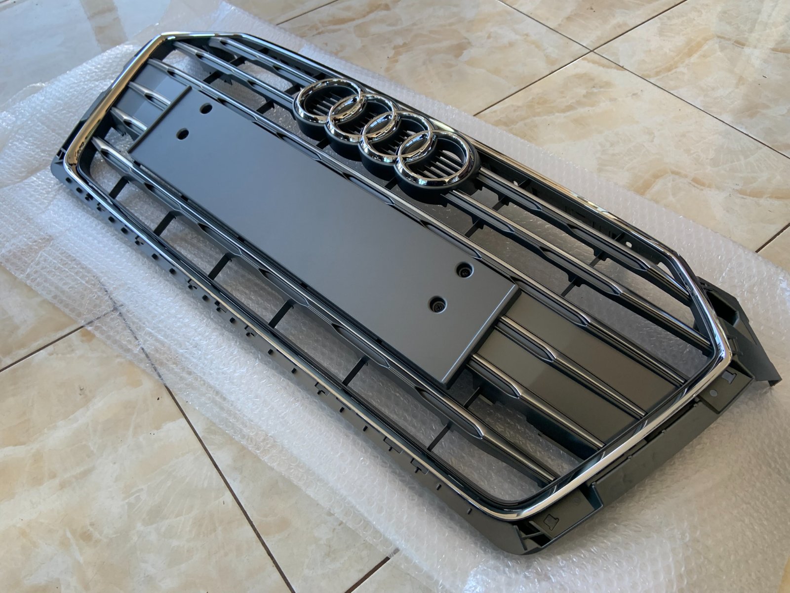 Audi A5 B9 Centrinės grotelės