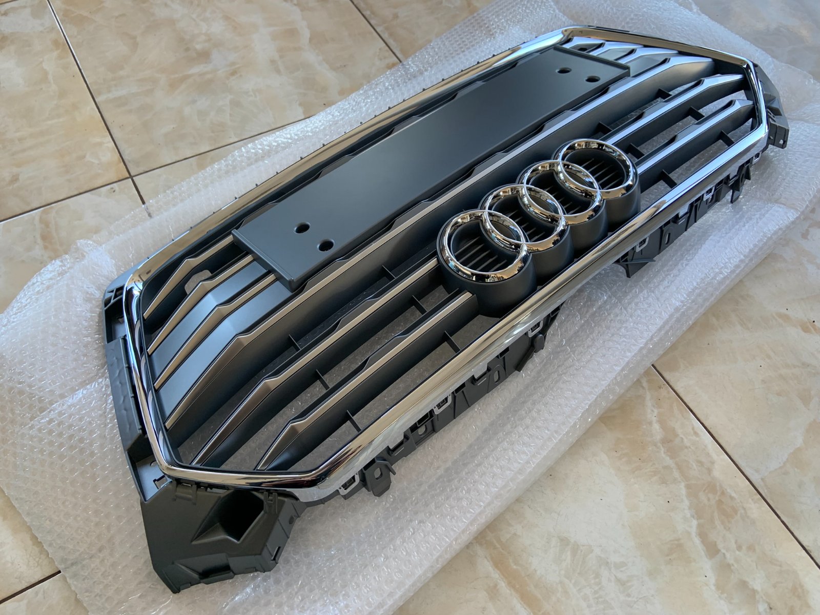 Audi A5 B9 Centrinės grotelės