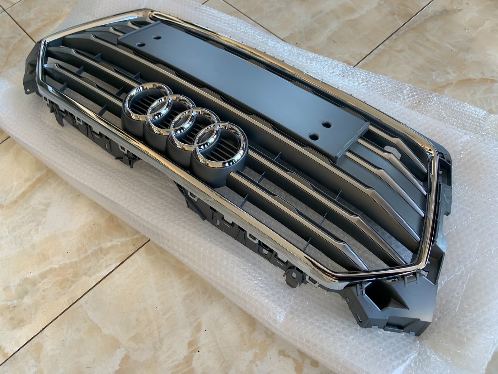 Audi A5 B9 Centrinės grotelės
