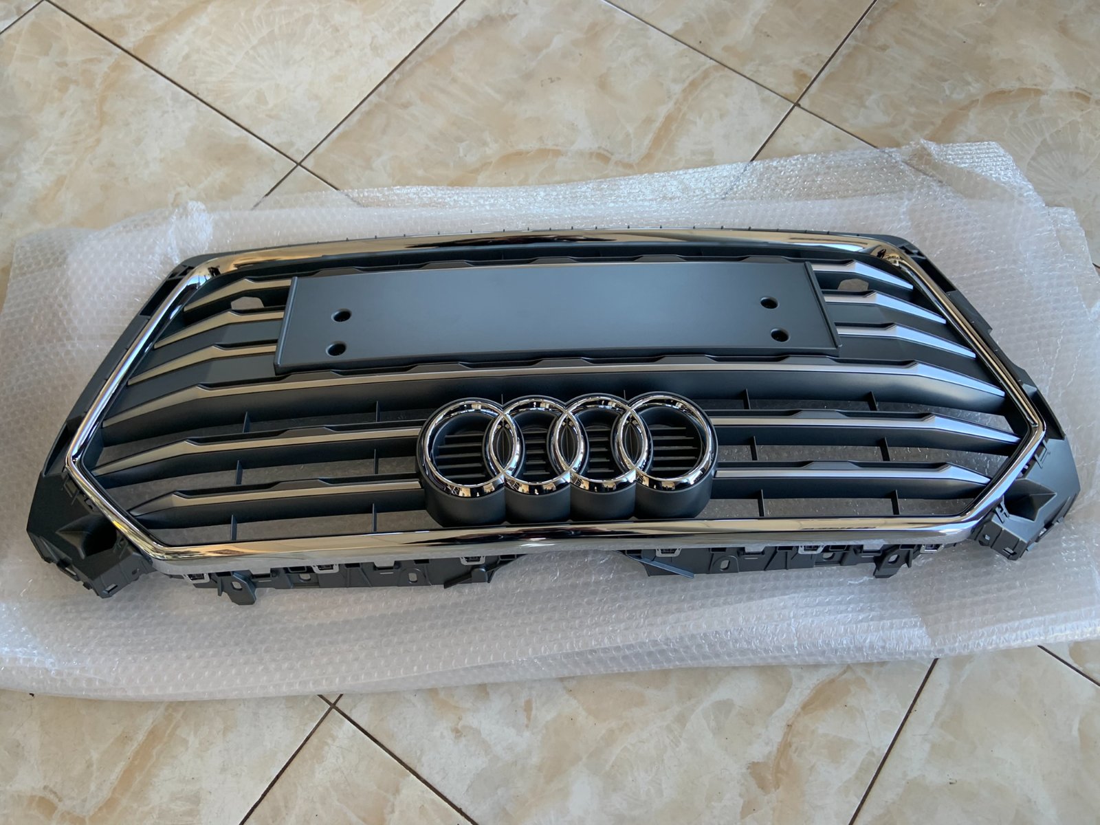 Audi A5 B9 Centrinės grotelės