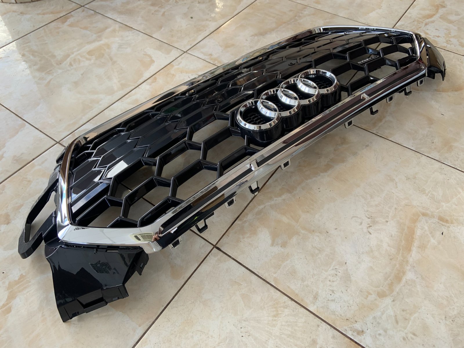 Audi A5 S-line B9.5 Centrinės grotelės