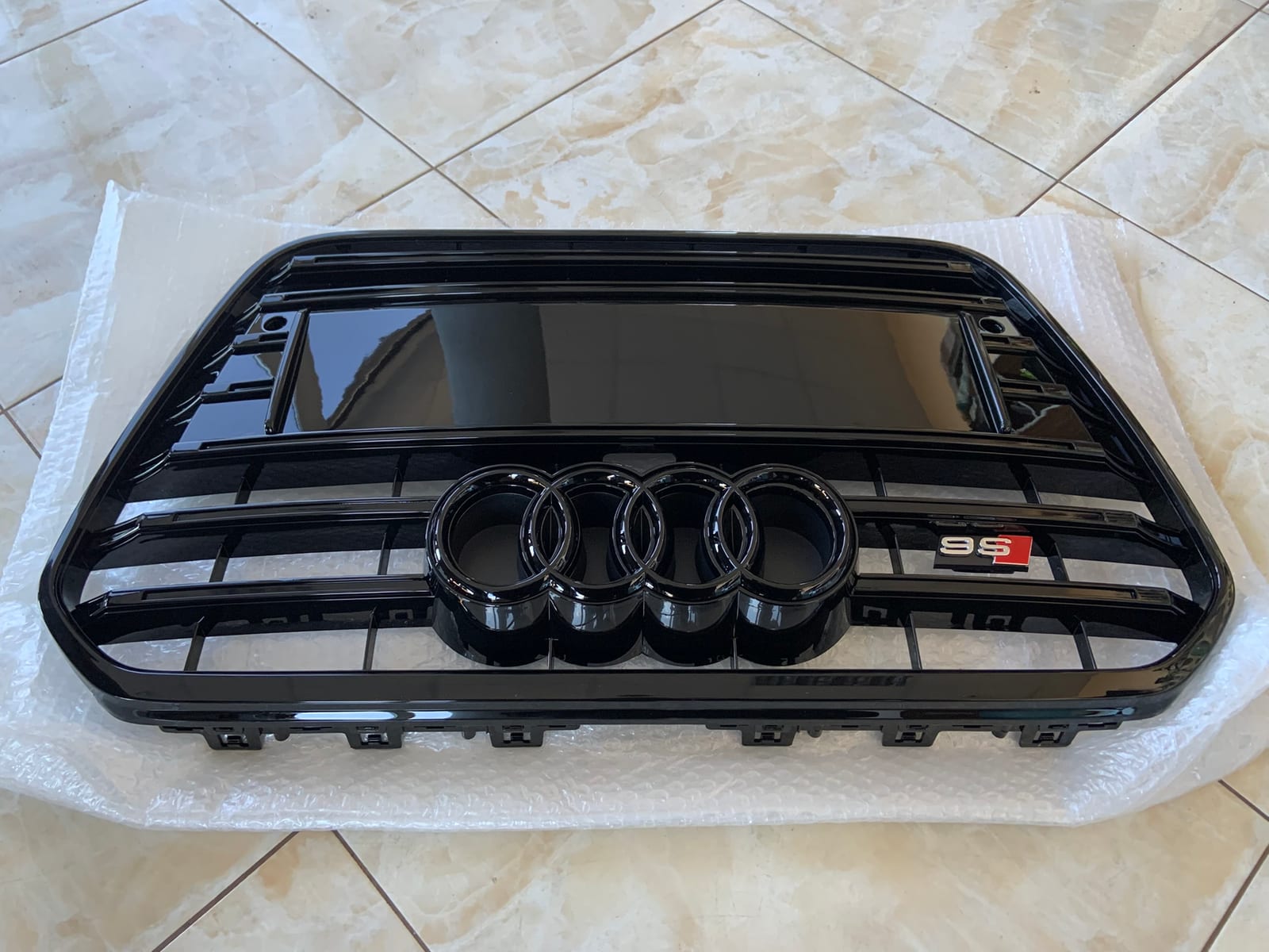 Audi A6 S6 C7 Centrinės grotelės