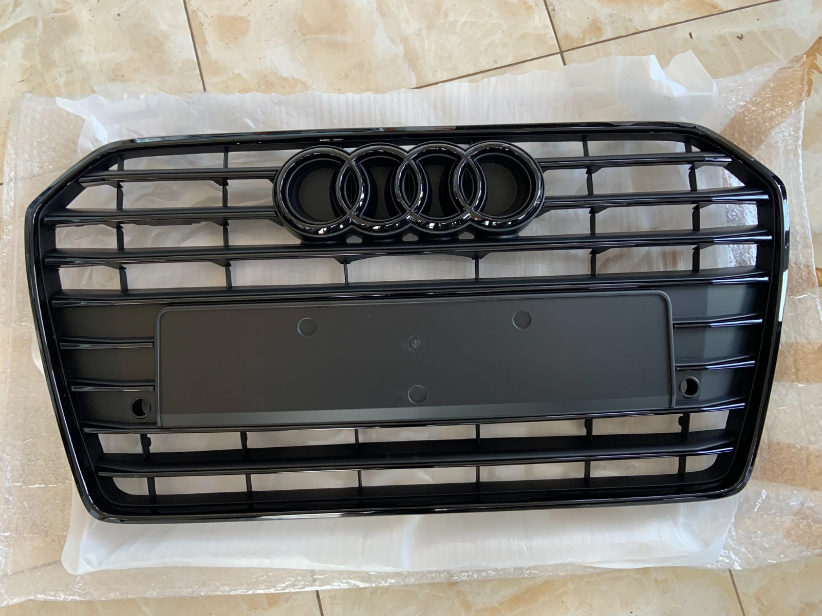 Audi A6 C7.5 Centrinės grotelės