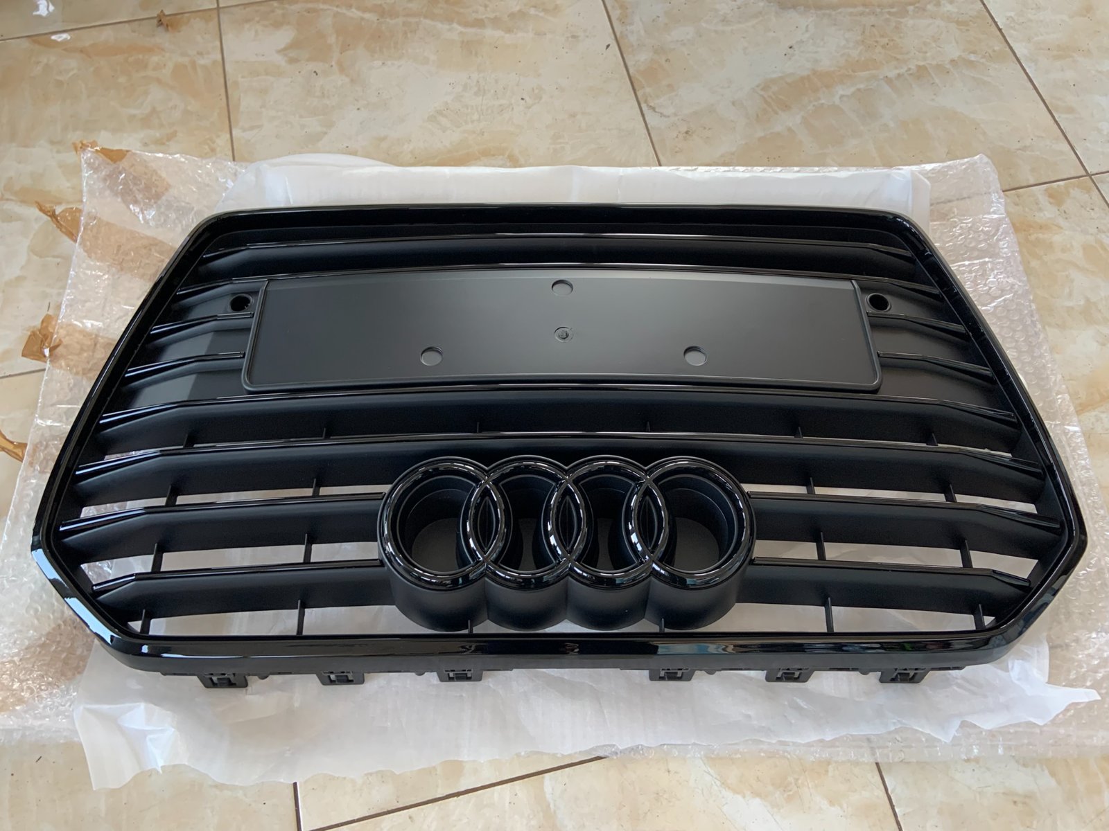 Audi A6 C7.5 Centrinės grotelės
